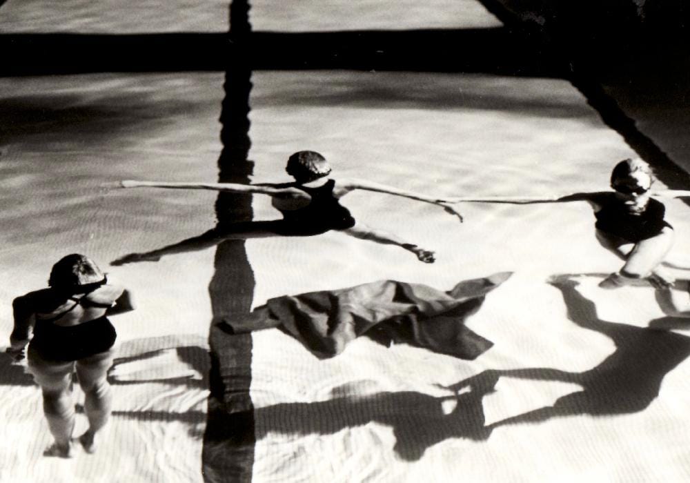 danse dans une piscine en noir et blanc