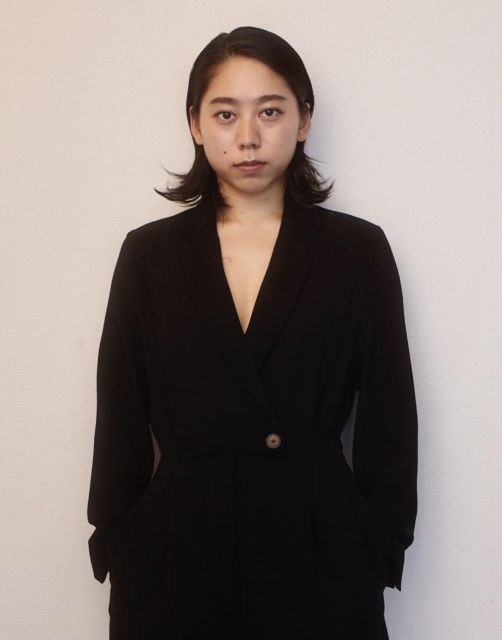 Miwa Shibata的七分身肖像，身穿黑色西装夹克
