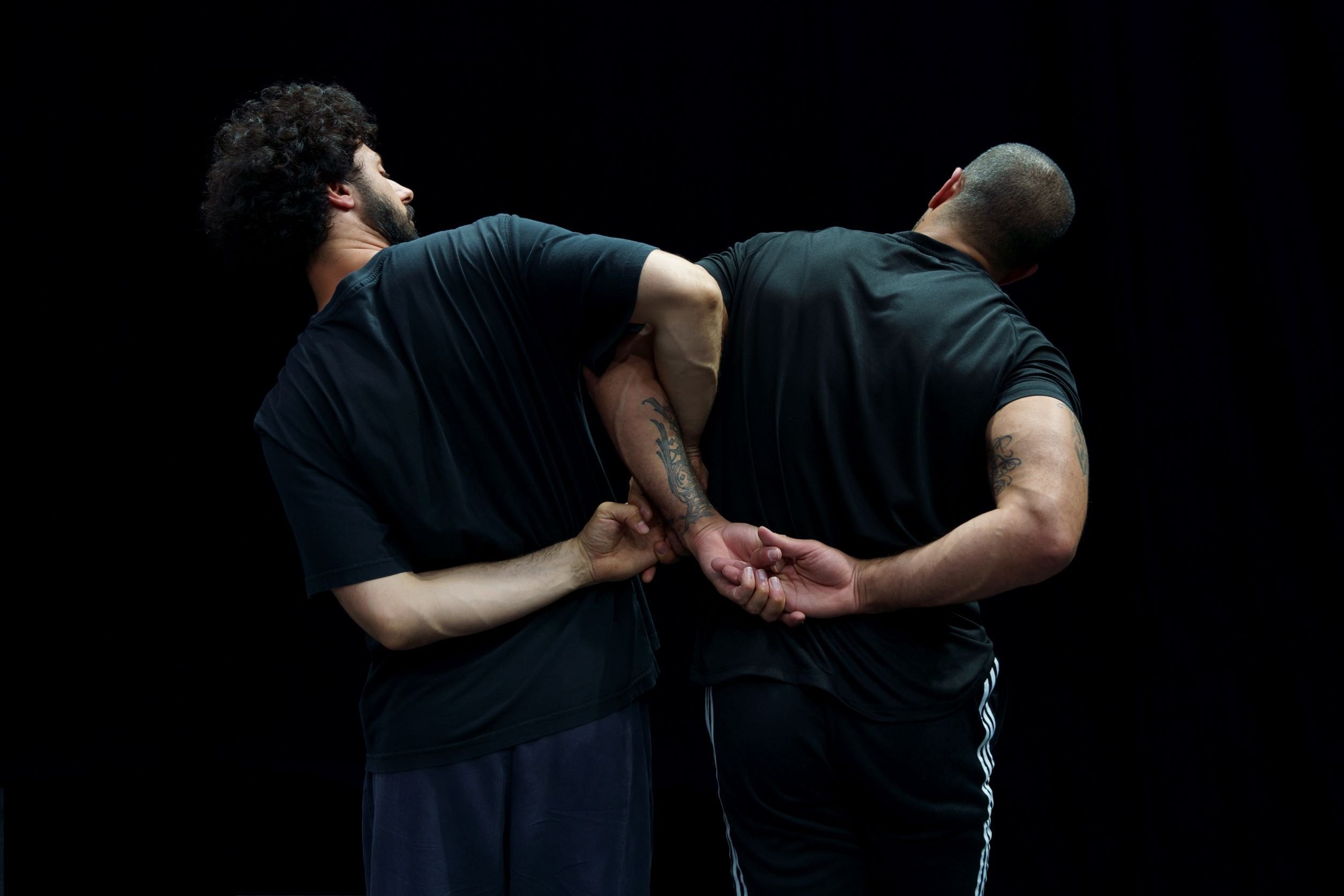 danseurs croisant les bras les uns avec l'autre