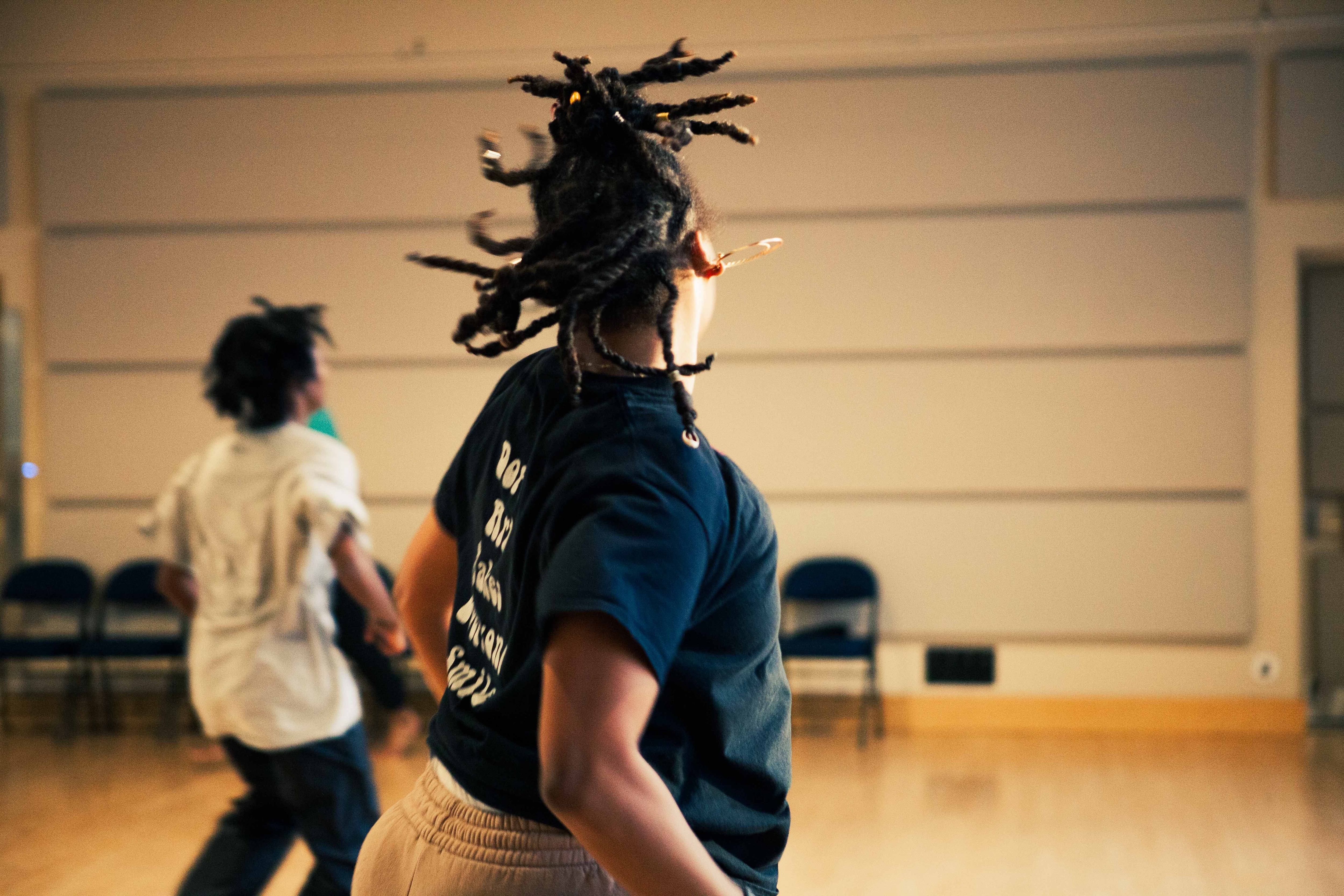 danseurs se déplaçant et tournant dans un studio de danse