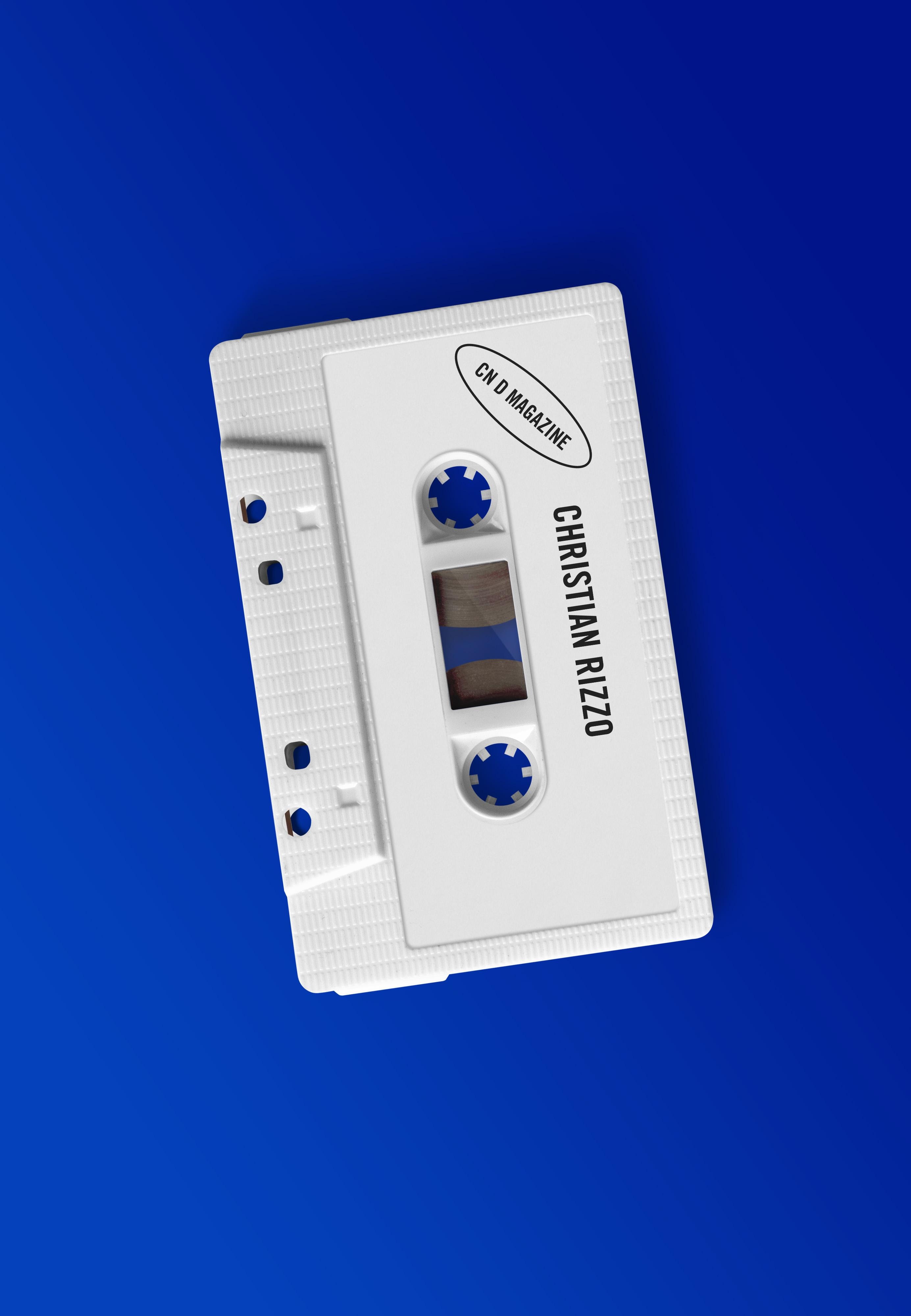 une cassette audio blanche sur un fond bleu portant le nom de Christian Rizzo
