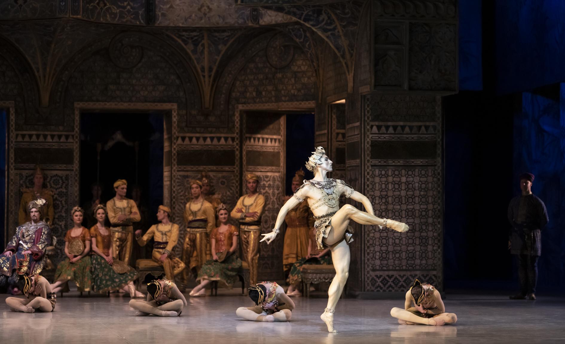 Marc Moreau飾演的黃金偶像，周圍簇擁著Danse des enfants的表演者；這是《La Bayadère》的第二幕，此作品由Rudolf Nureyev創作，巴黎歌劇院執導。