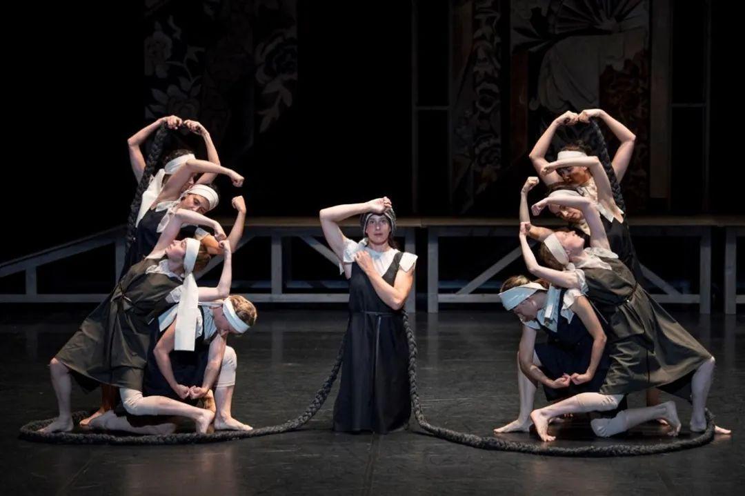 dancers in Nijinska | Voilà la Femme by Dominique Brun