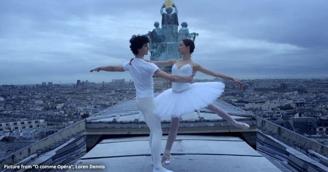 Couple de danseurs vêtus de blanc sur le toit du Palais Garnier