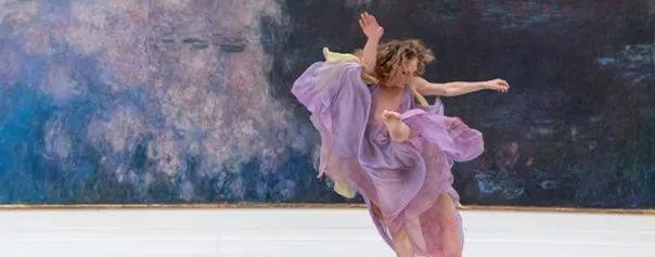 女子在莫奈的畫作《睡蓮》前跳舞