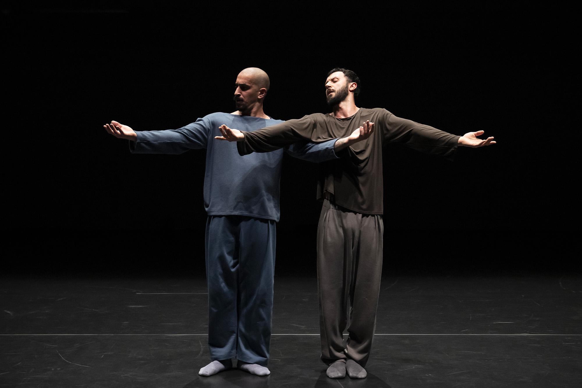 deux danseurs debout, de face les bras ouverts