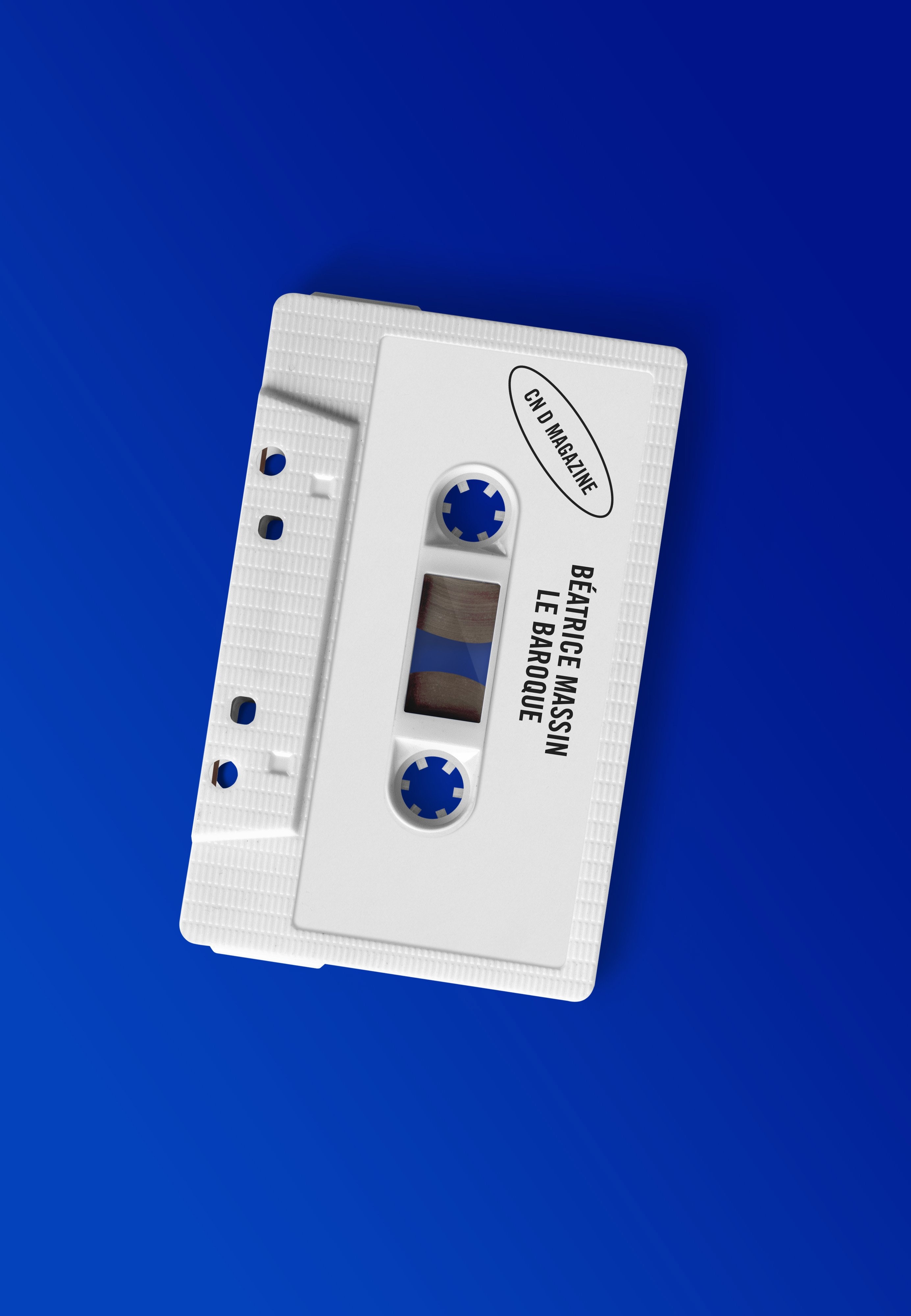 蓝色背景下的一盒白色录音带，写有Béatrice Massin的名字