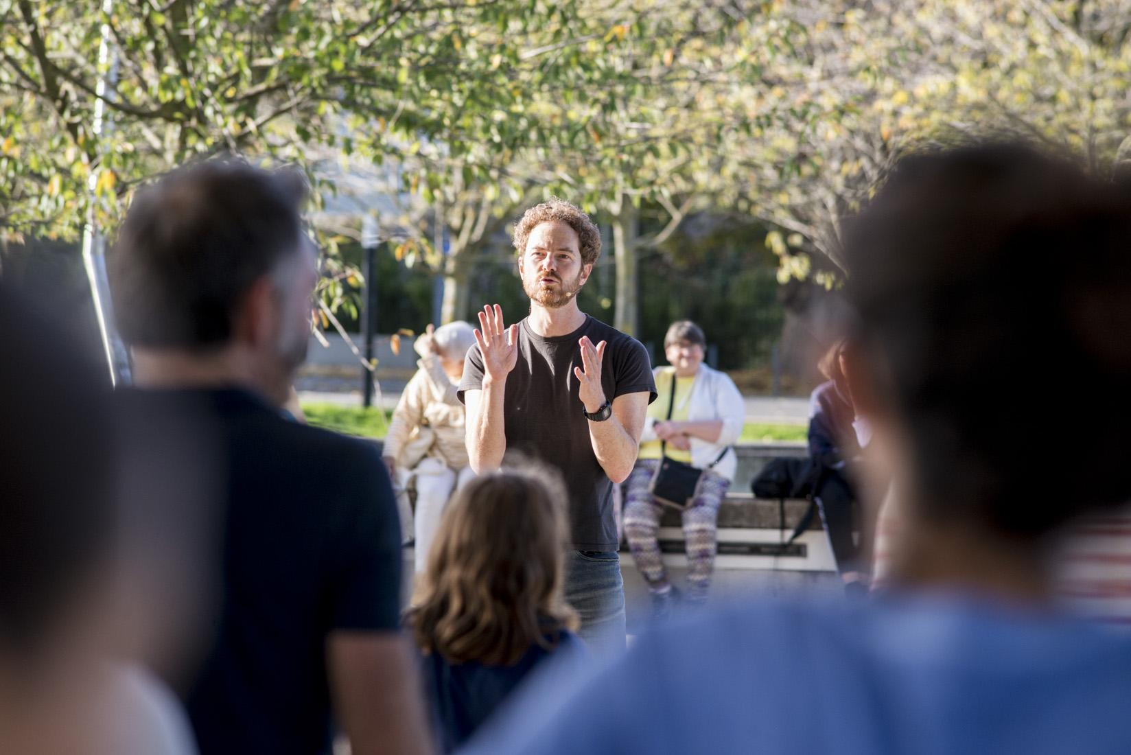 Boris Charmatz animant un atelier face au public 