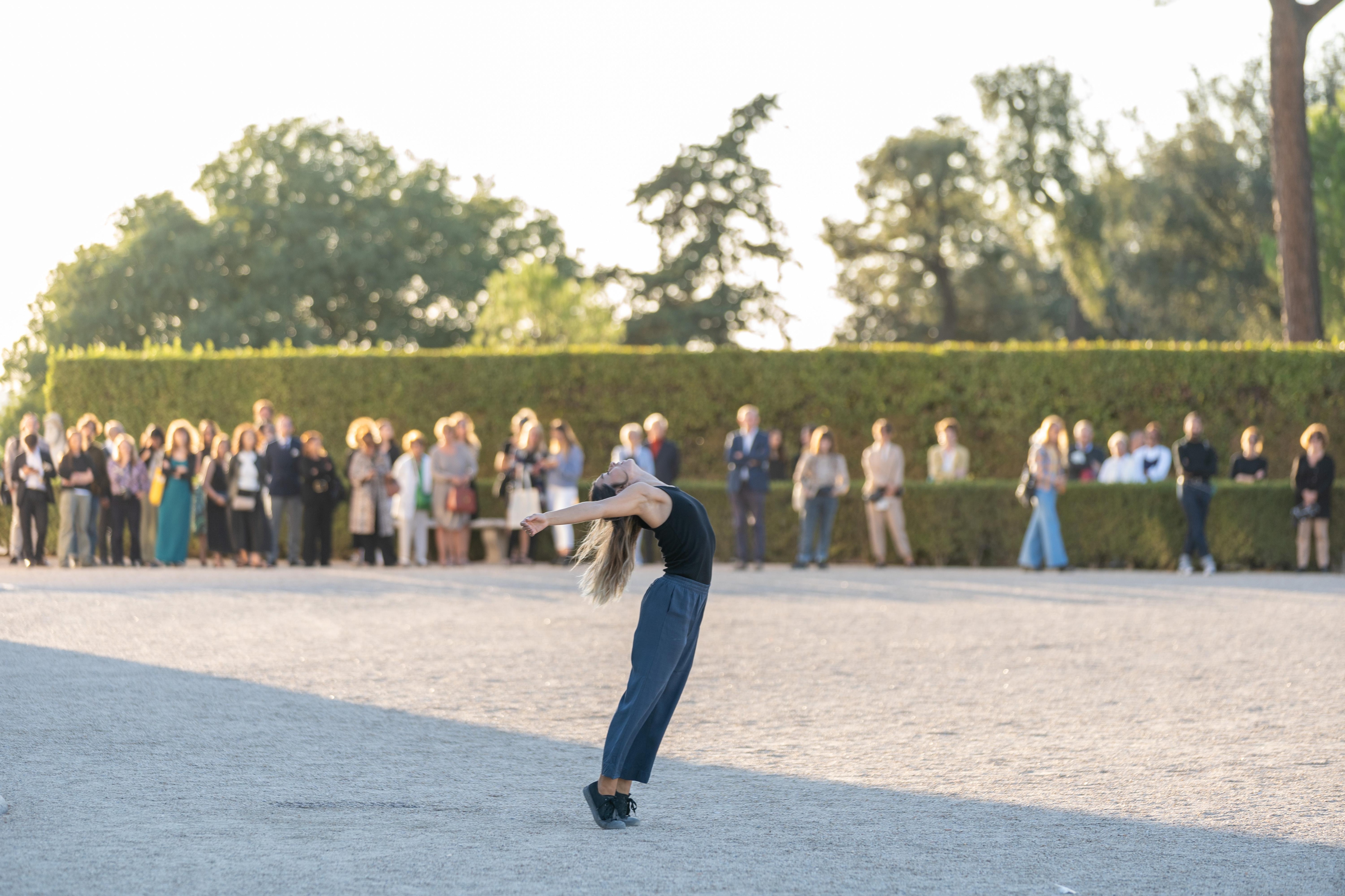 danseuse sur demi-pointes, le haut du corps cambré vers l’arrière 