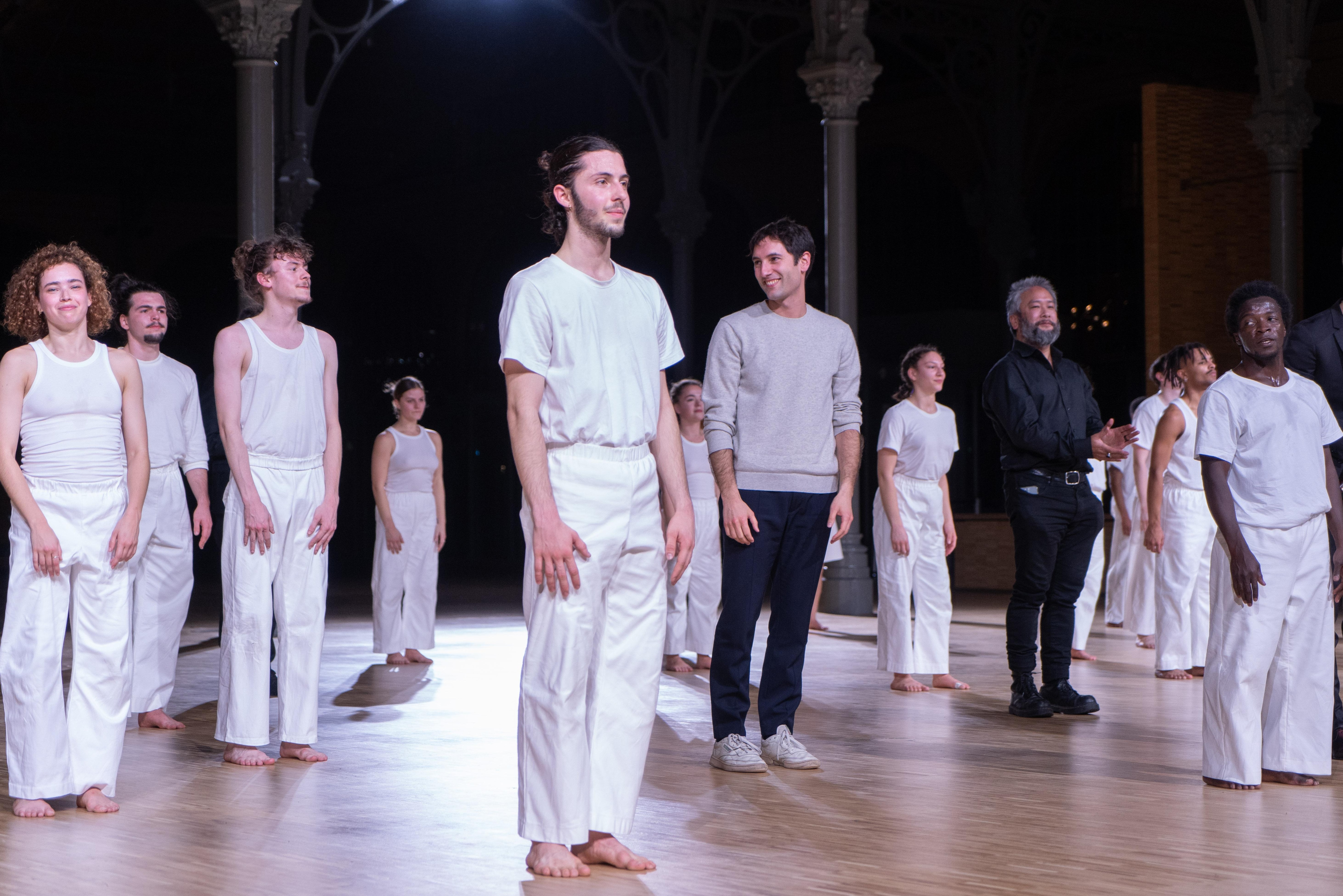 Standing dancers accompanied by Noé Soulier