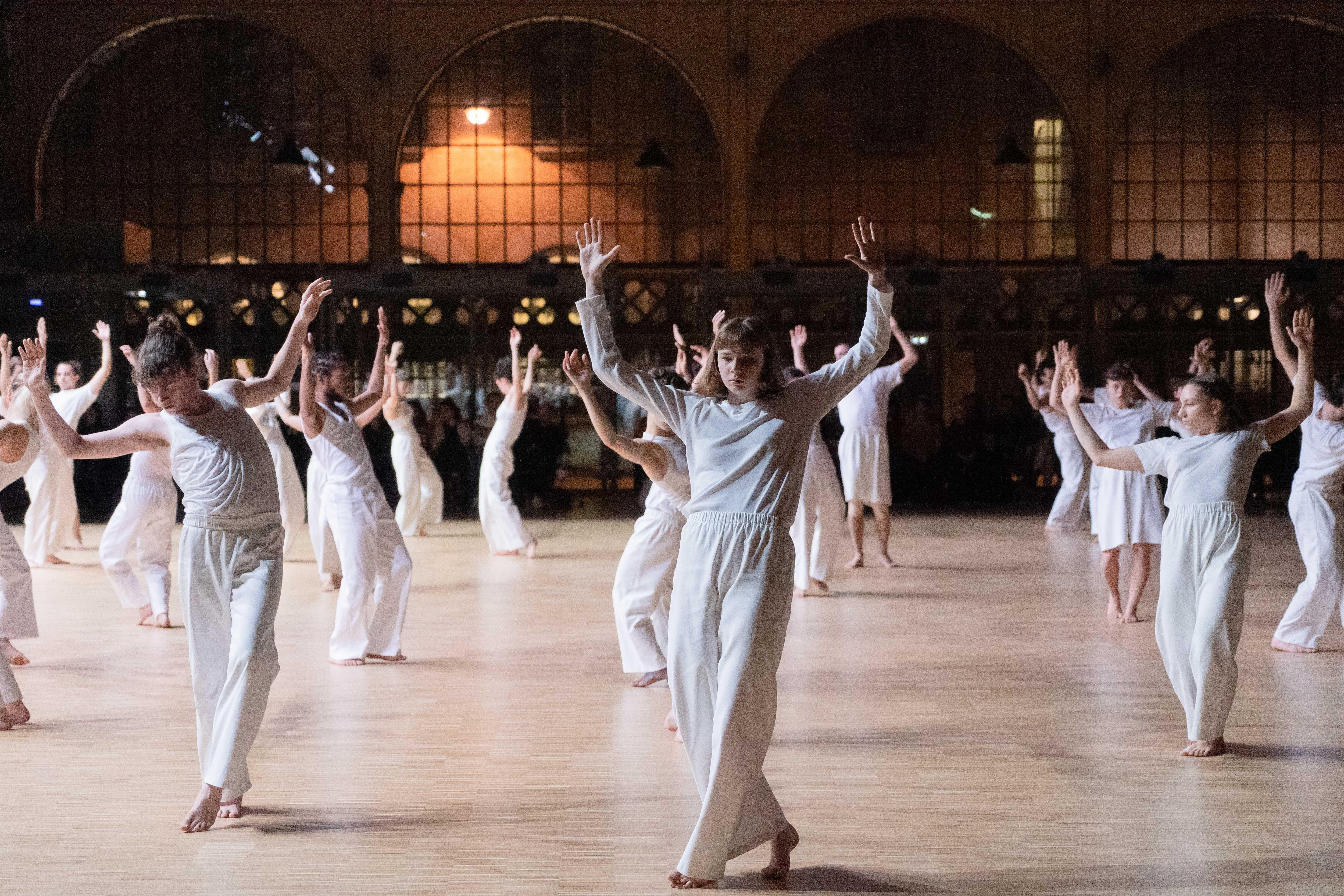 Danseurs debout un pied en avant et les bras en l’air