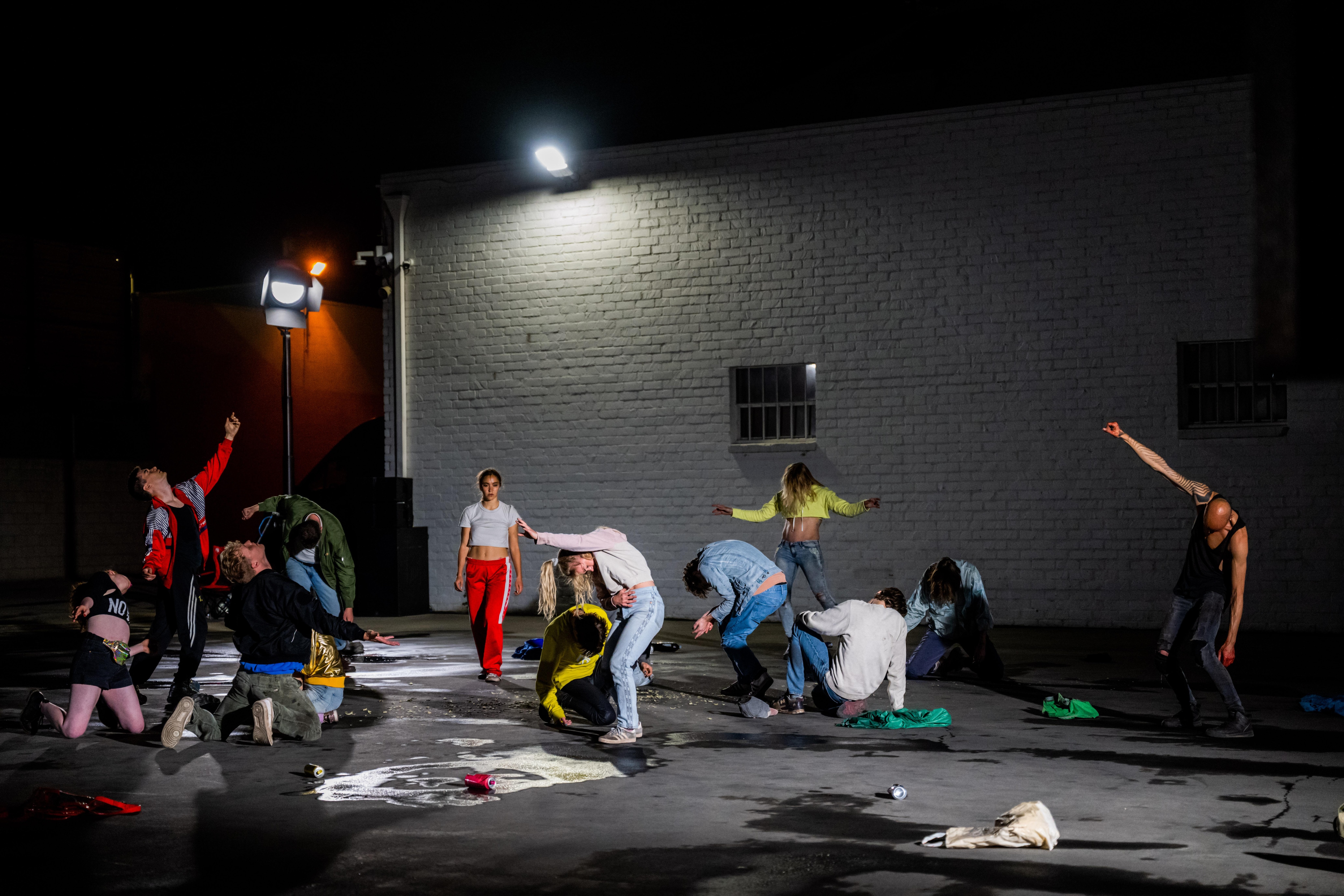 plan d’ensemble des danseurs dans Crowd de Gisèle Vienne