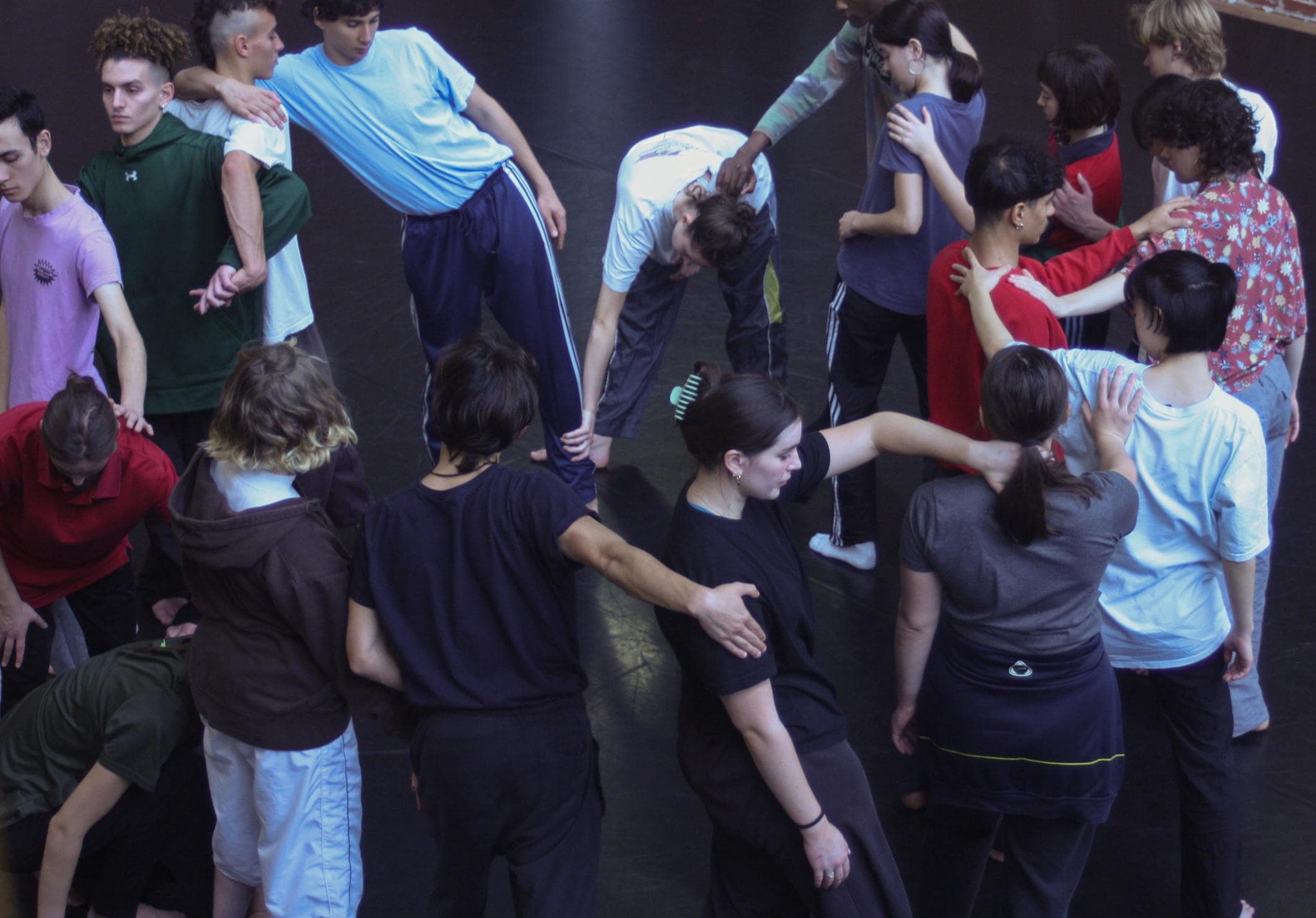 Plus d’un quart de siècle après sa création à Bruxelles par l’incontournable chorégraphe Anne Teresa De Keersmaeker, P.A.R.T.S – pour Performing Arts Research and Training Studios – est l’une des plus prestigieuses formations de danse contemporaine au monde. Longtemps précurseuse, l’école évolue avec la société et tente de répondre aux exigences accrues en matière de diversité et d’inclusion des nouvelles générations.  