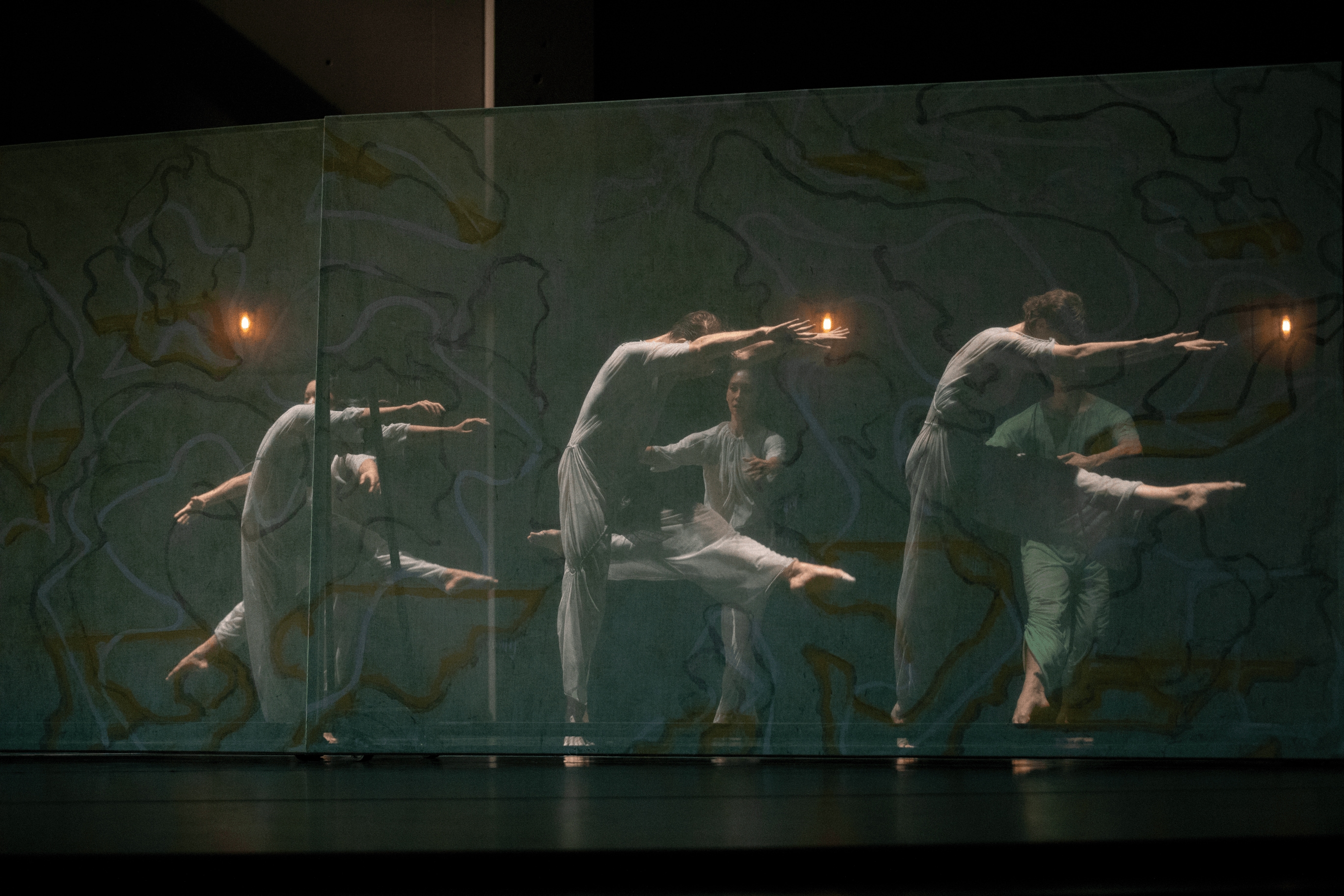 Danseurs les bras en avant, un pied pointé