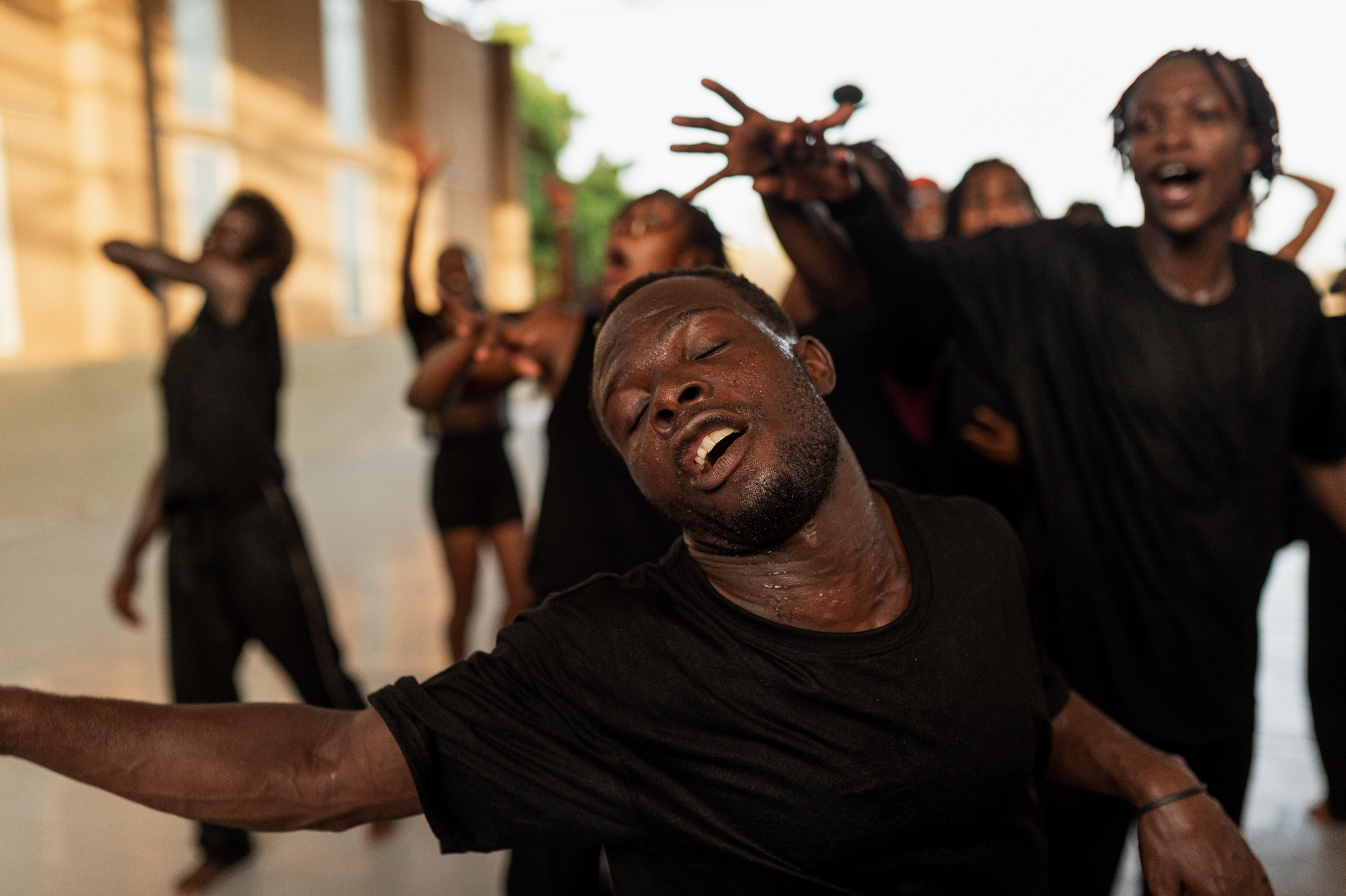 Gros plan sur le visage d’un danseur