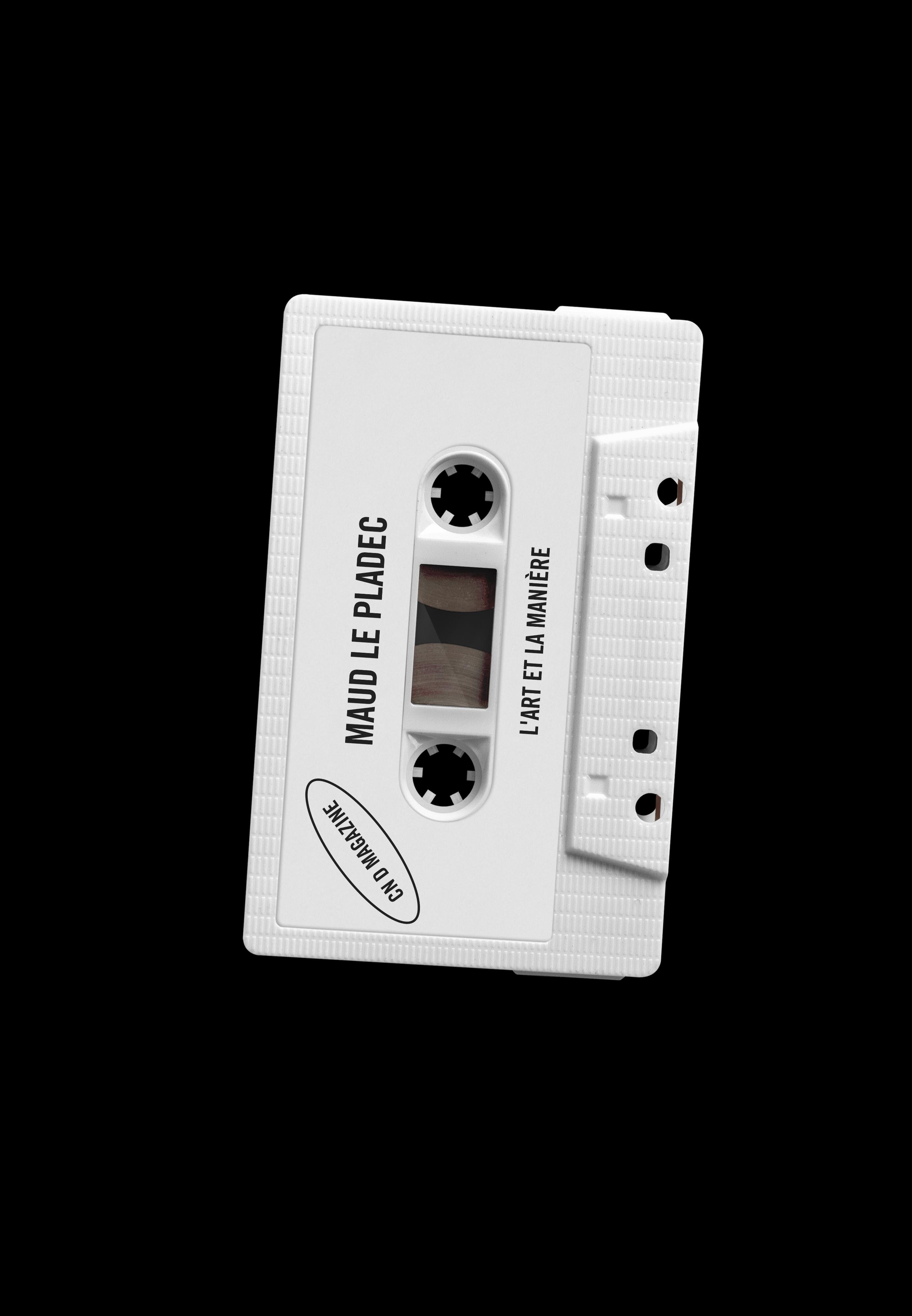 une cassette audio blanche sur fond noir portant le nom de Maud Le Pladec