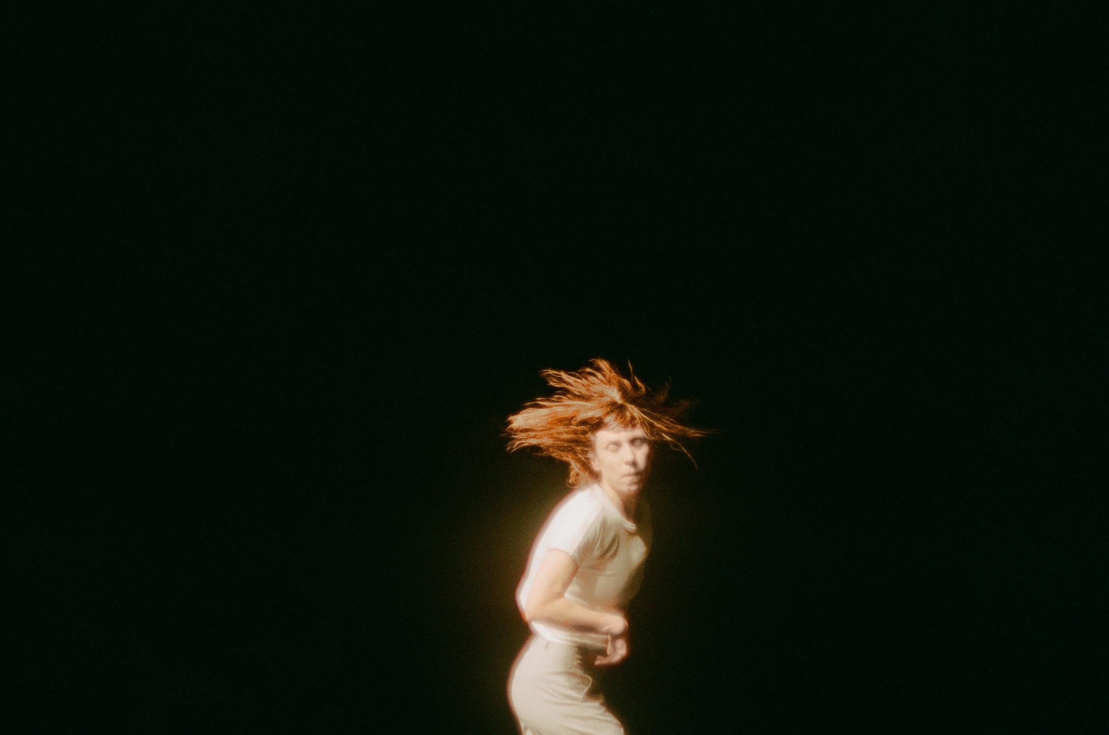 Danseuse en mouvement qui se tient les mains