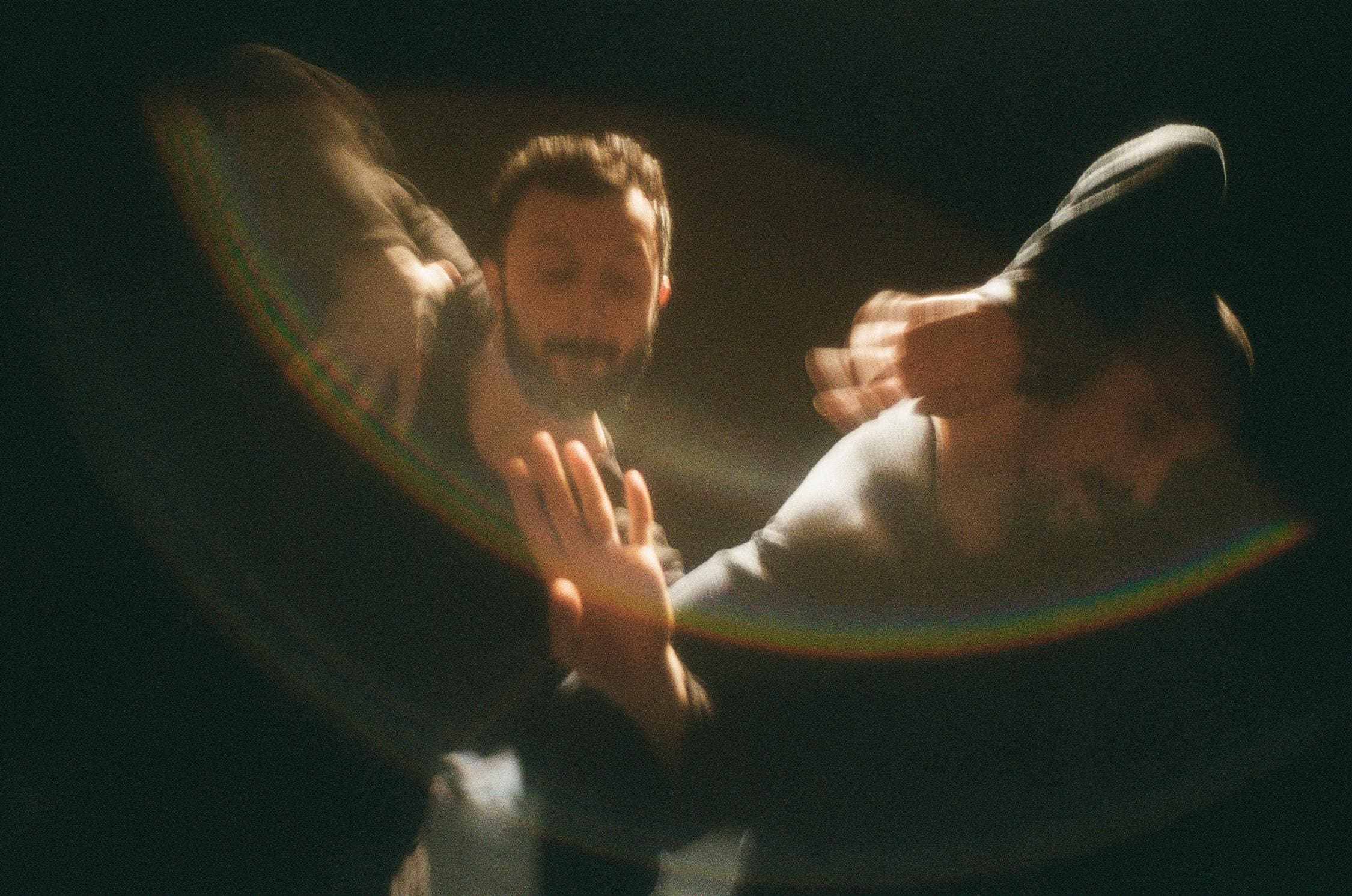 Deux danseurs avec leurs mains devant eux en plan poitrine