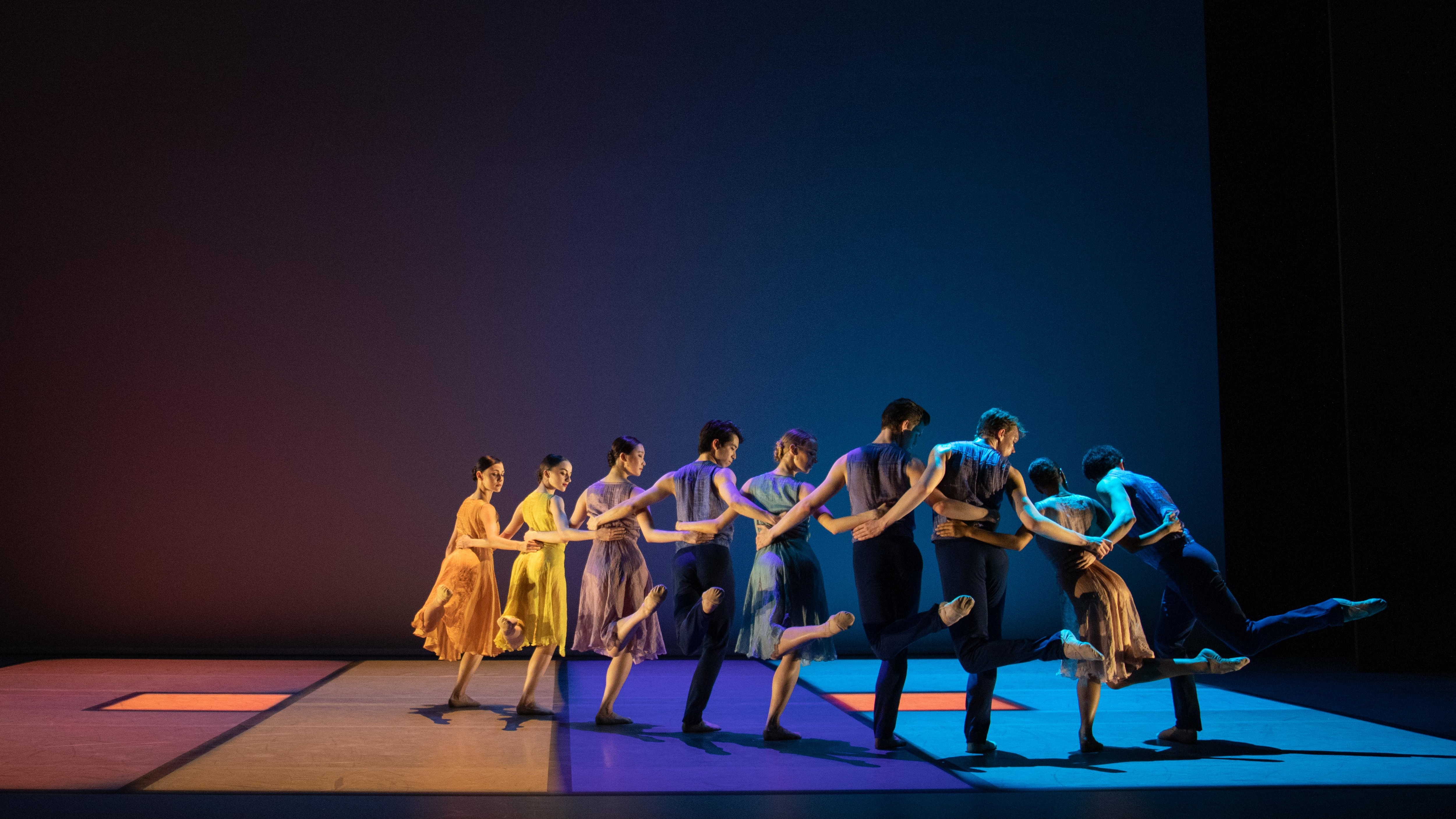 Artistes du Royal Ballet dans Everyone Keeps Me de Pam Tanowitz.