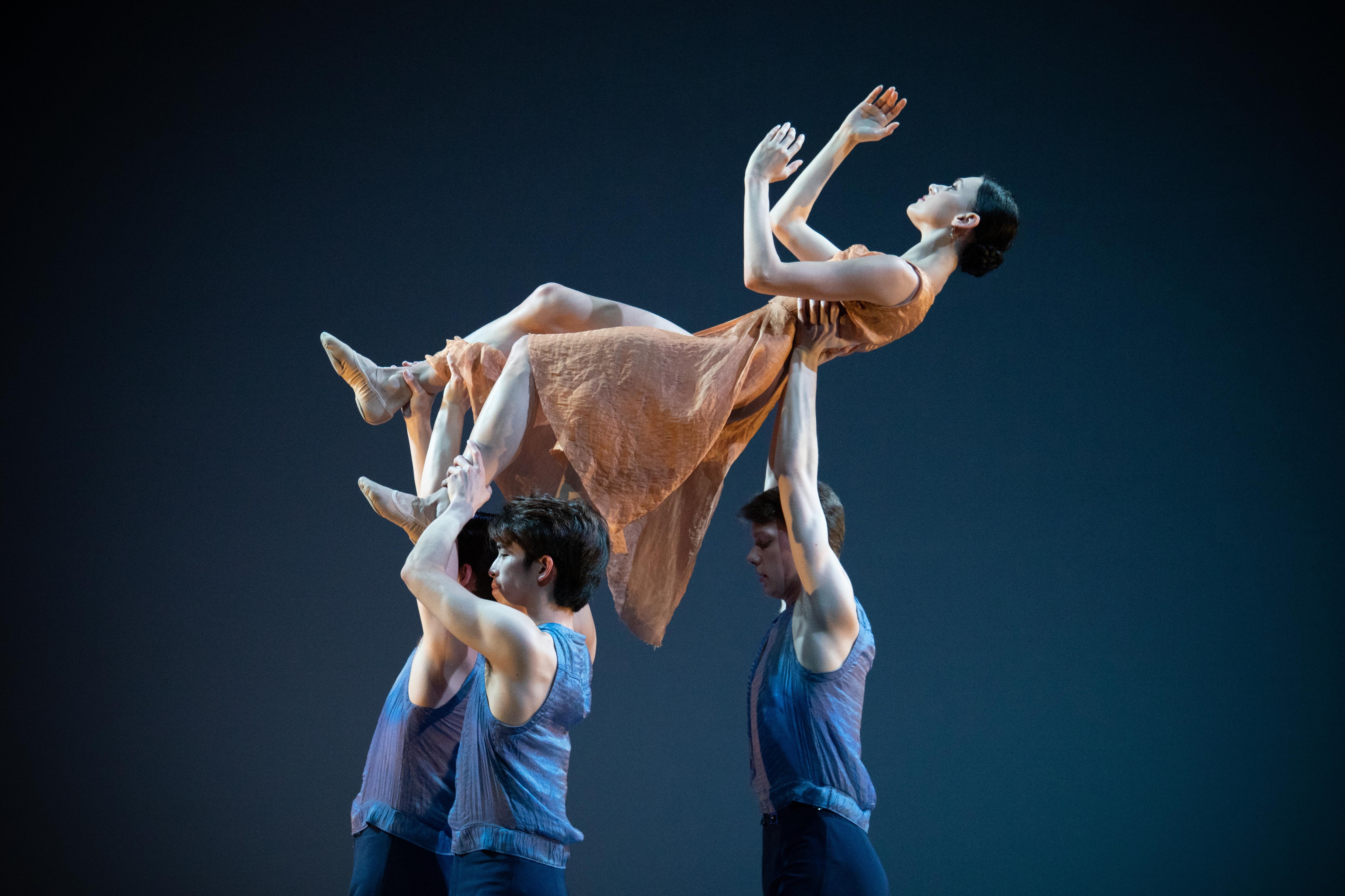 Artistes du Royal Ballet dans Everyone Keeps Me de Pam Tanowitz.
