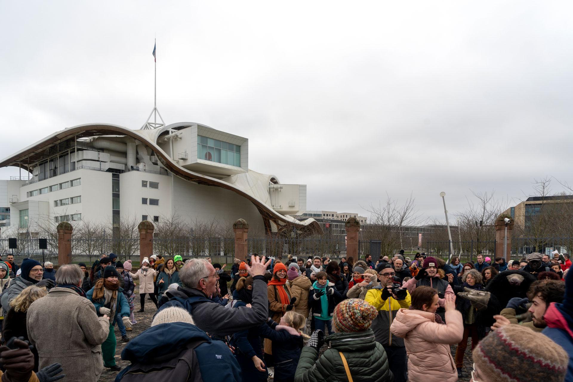 Foule de spectateurs en train de danser 