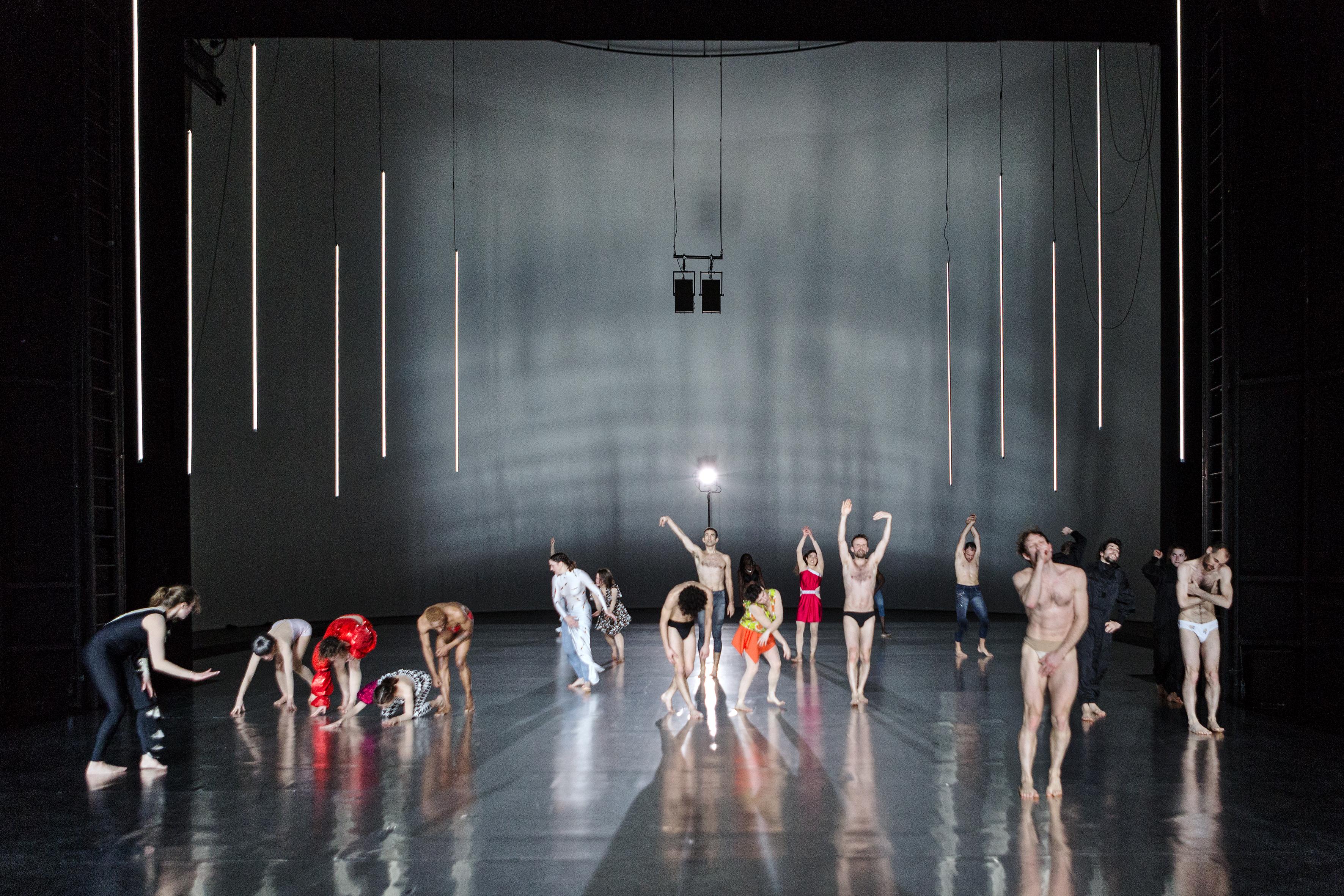 Danseurs de 10000 gestes de Boris Charmatz sur scène