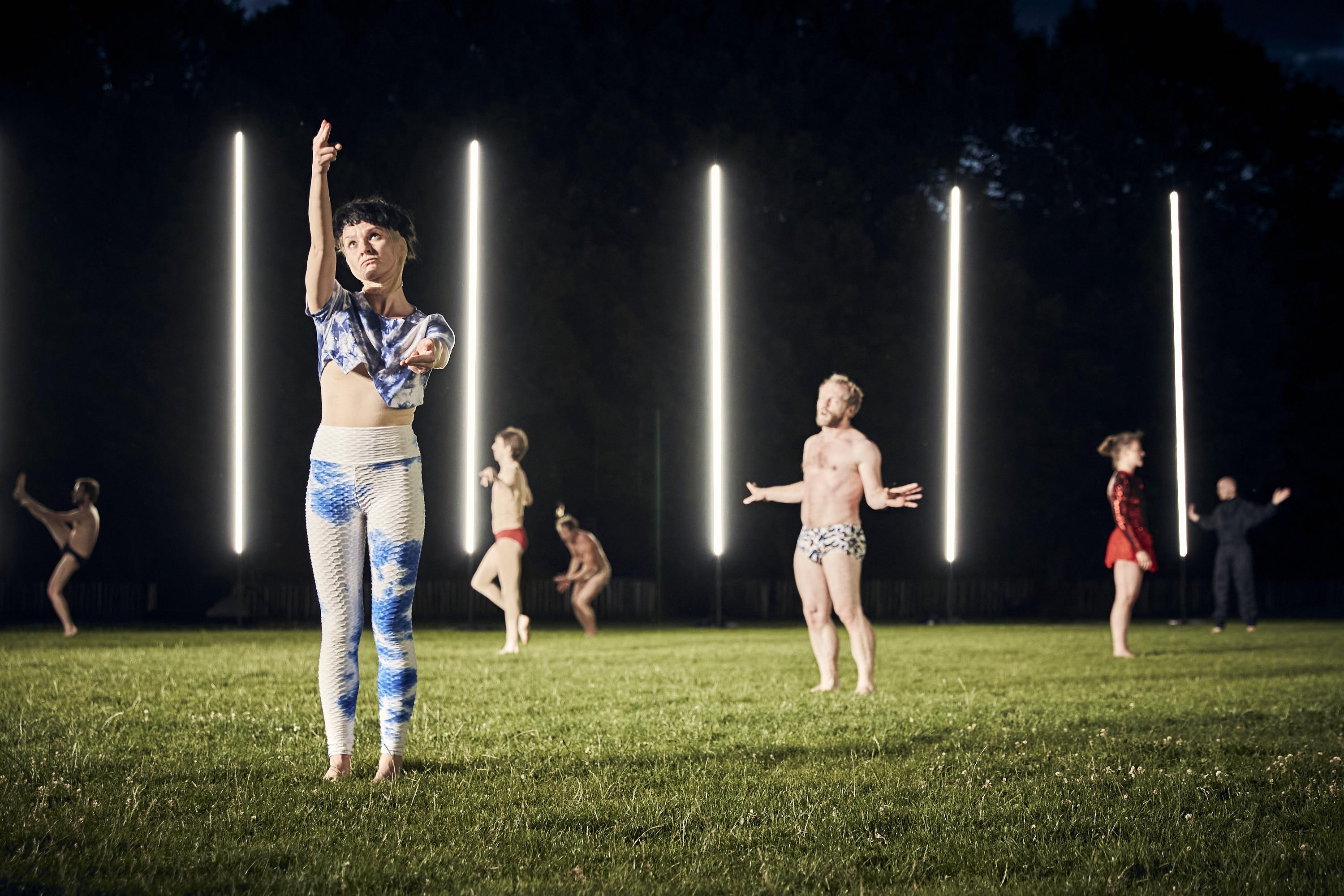 Danseurs de 10000 gestes de Boris Charmatz sur une pelouse