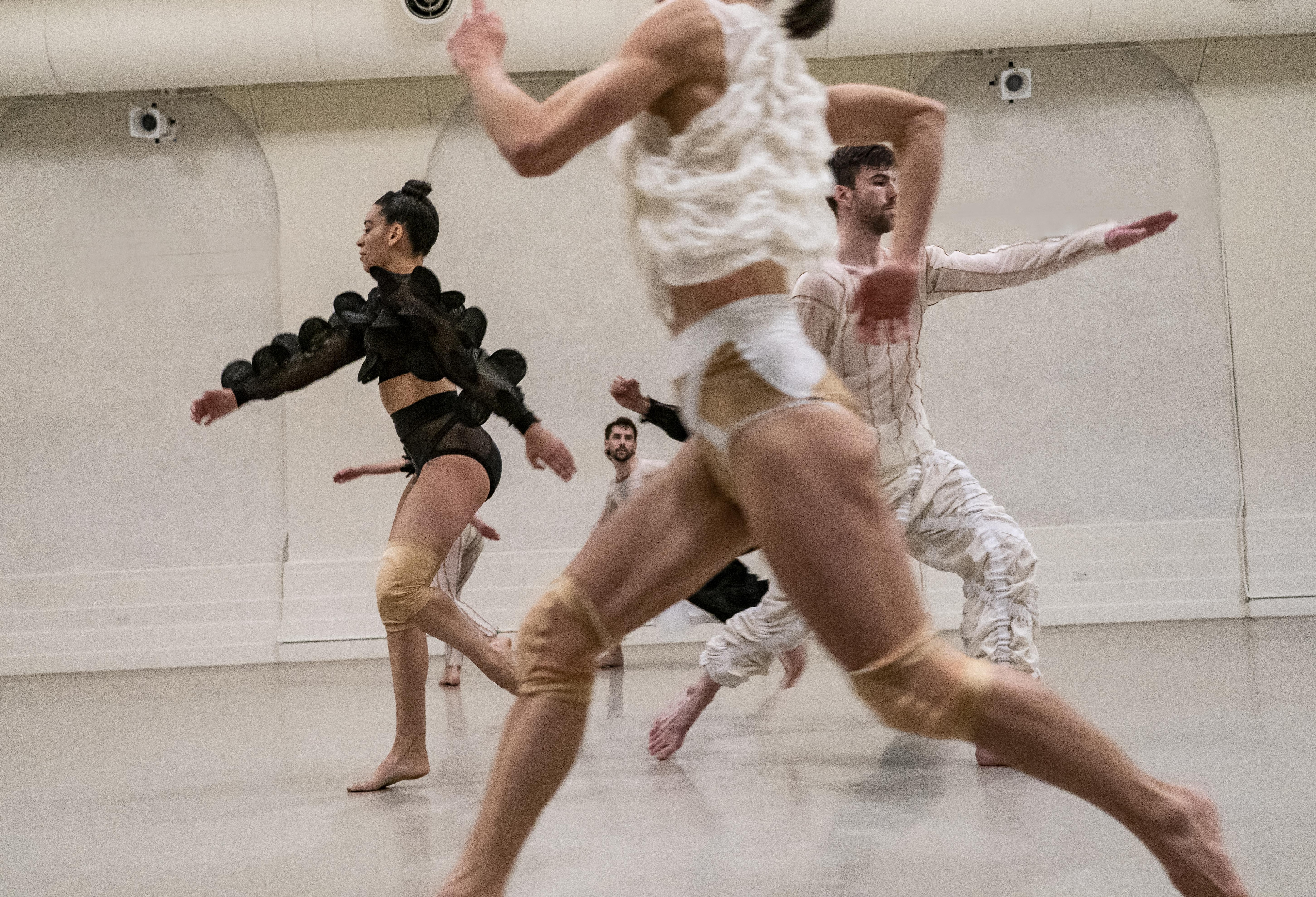 Performers of Let’s Talk About Bleeding by Judith Sánchez Ruíz in movement