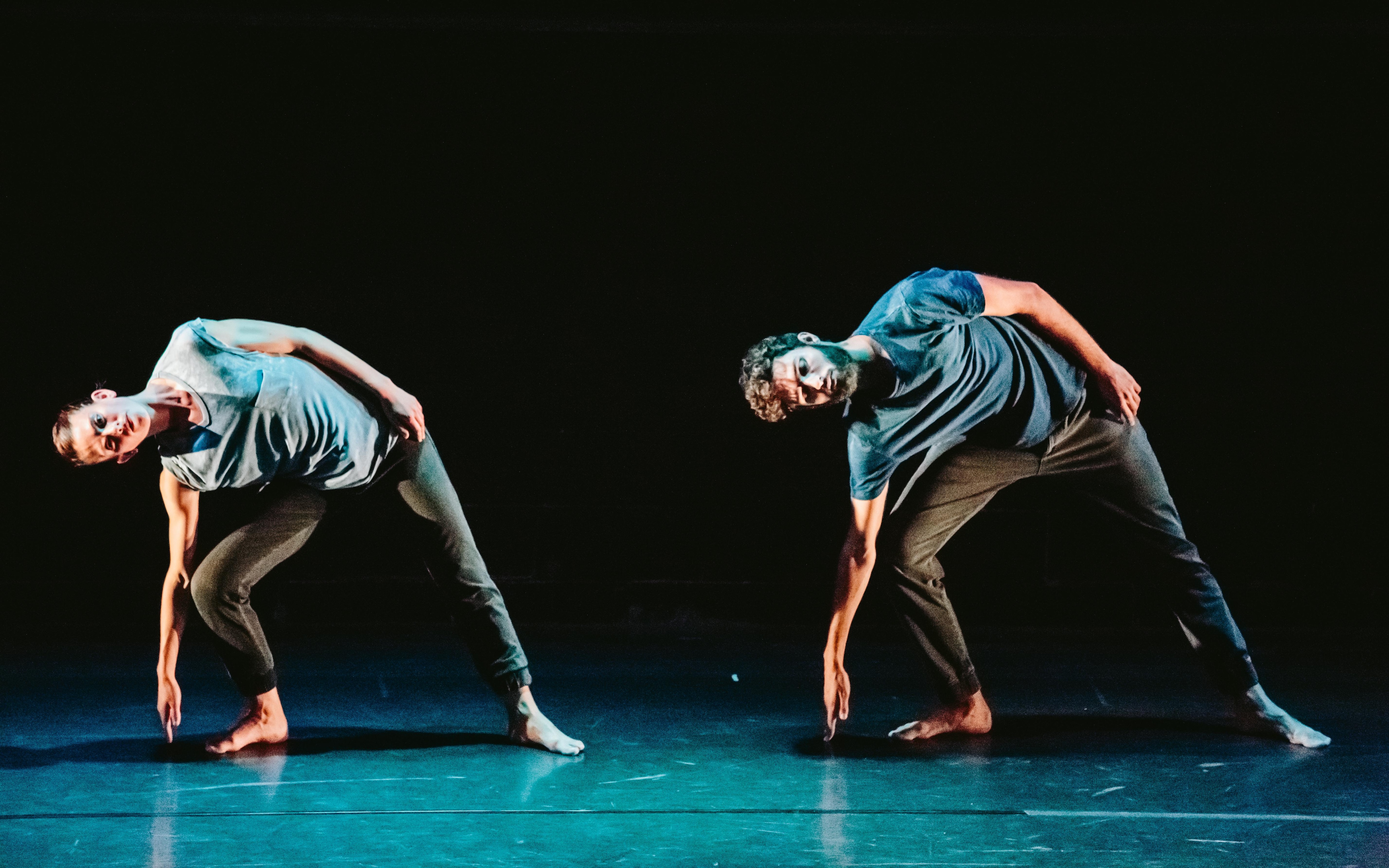 Deux danseurs penchés sur le côté, le genou droit plié