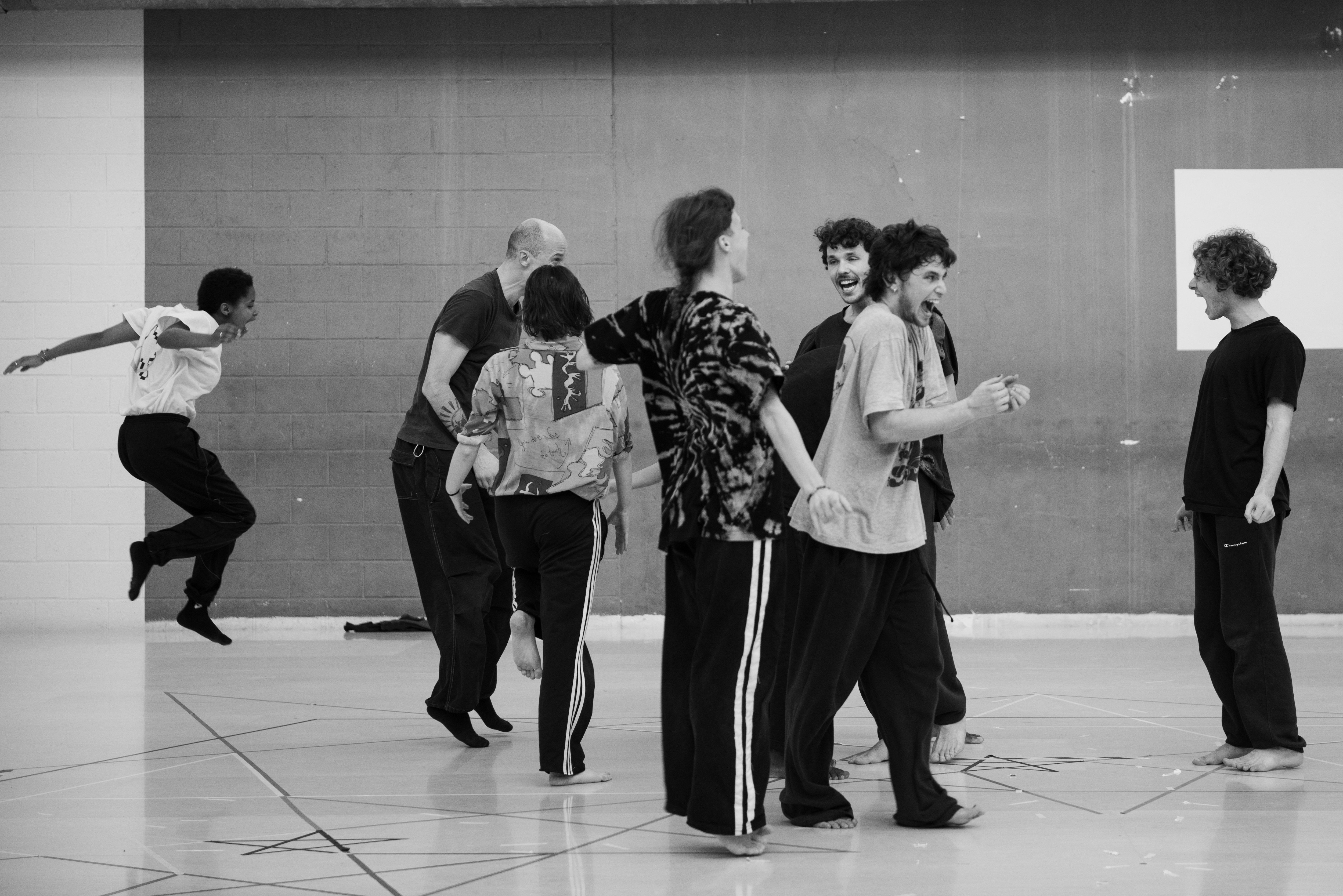 Anne Teresa De Keersmaeker en répétition avec ses danseurs pour EXIT ABOVE