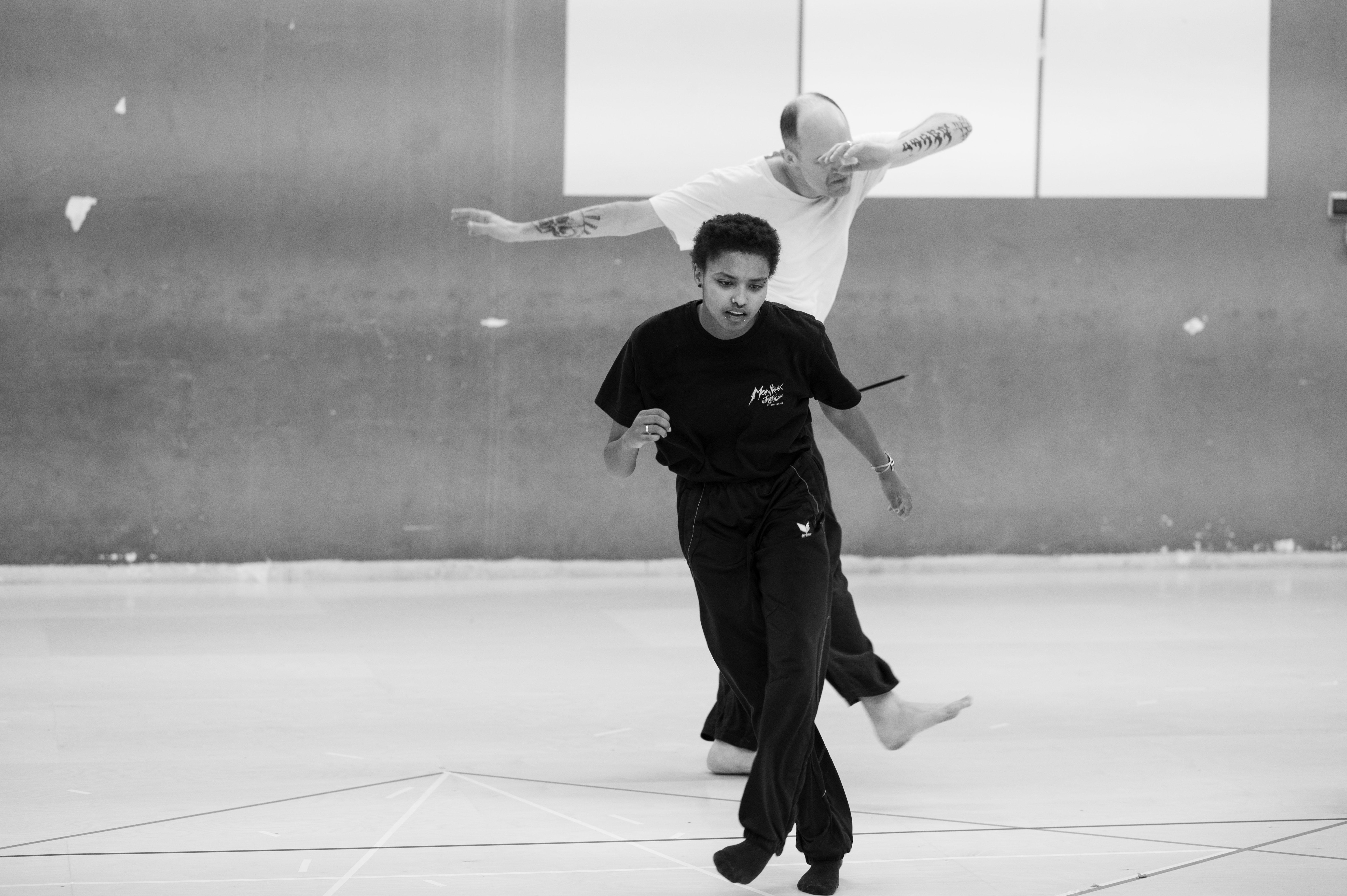 Anne Teresa De Keersmaeker en répétition avec ses danseurs pour EXIT ABOVE