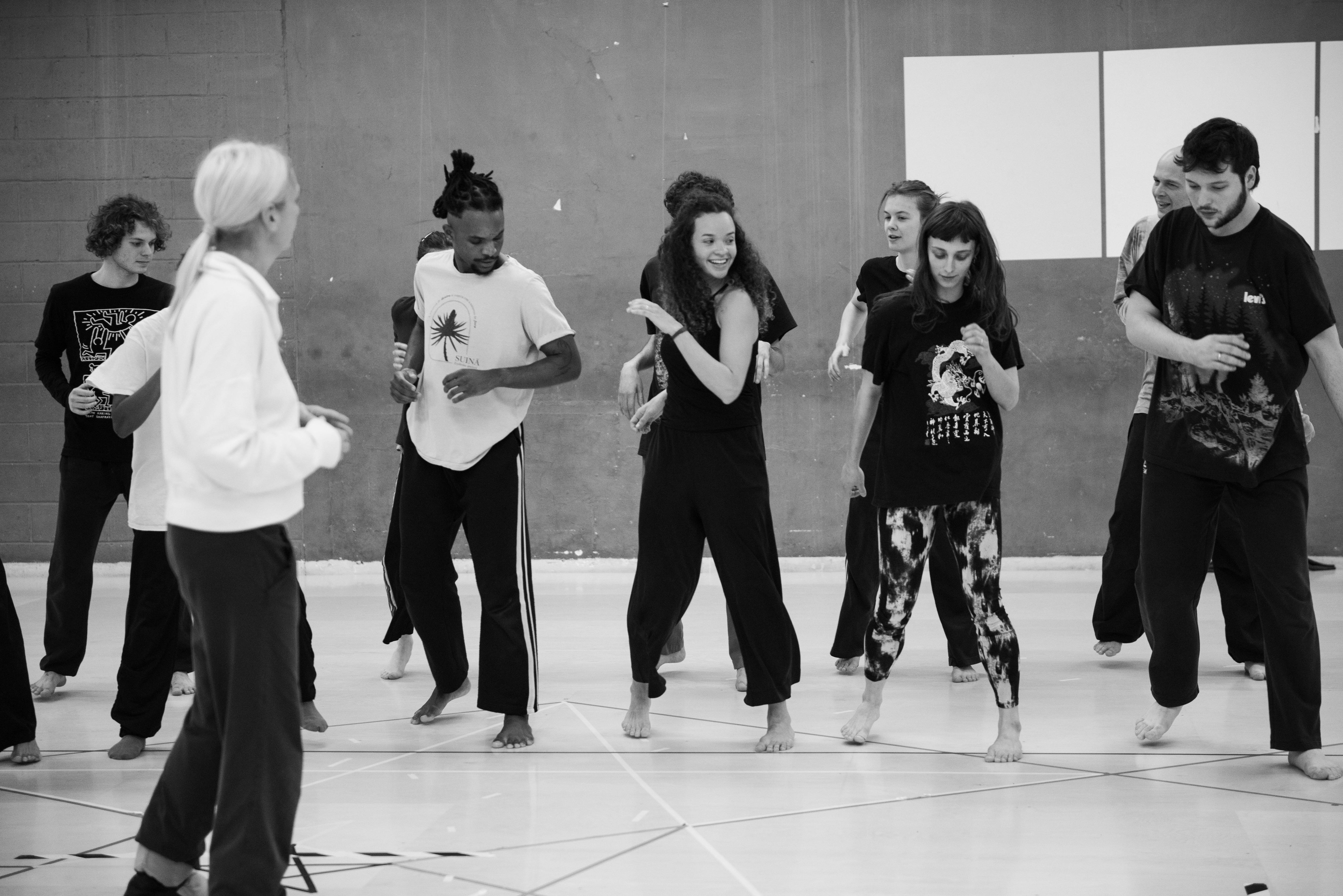 Anne Teresa De Keersmaeker en répétition avec ses danseurs pour EXIT ABOVE