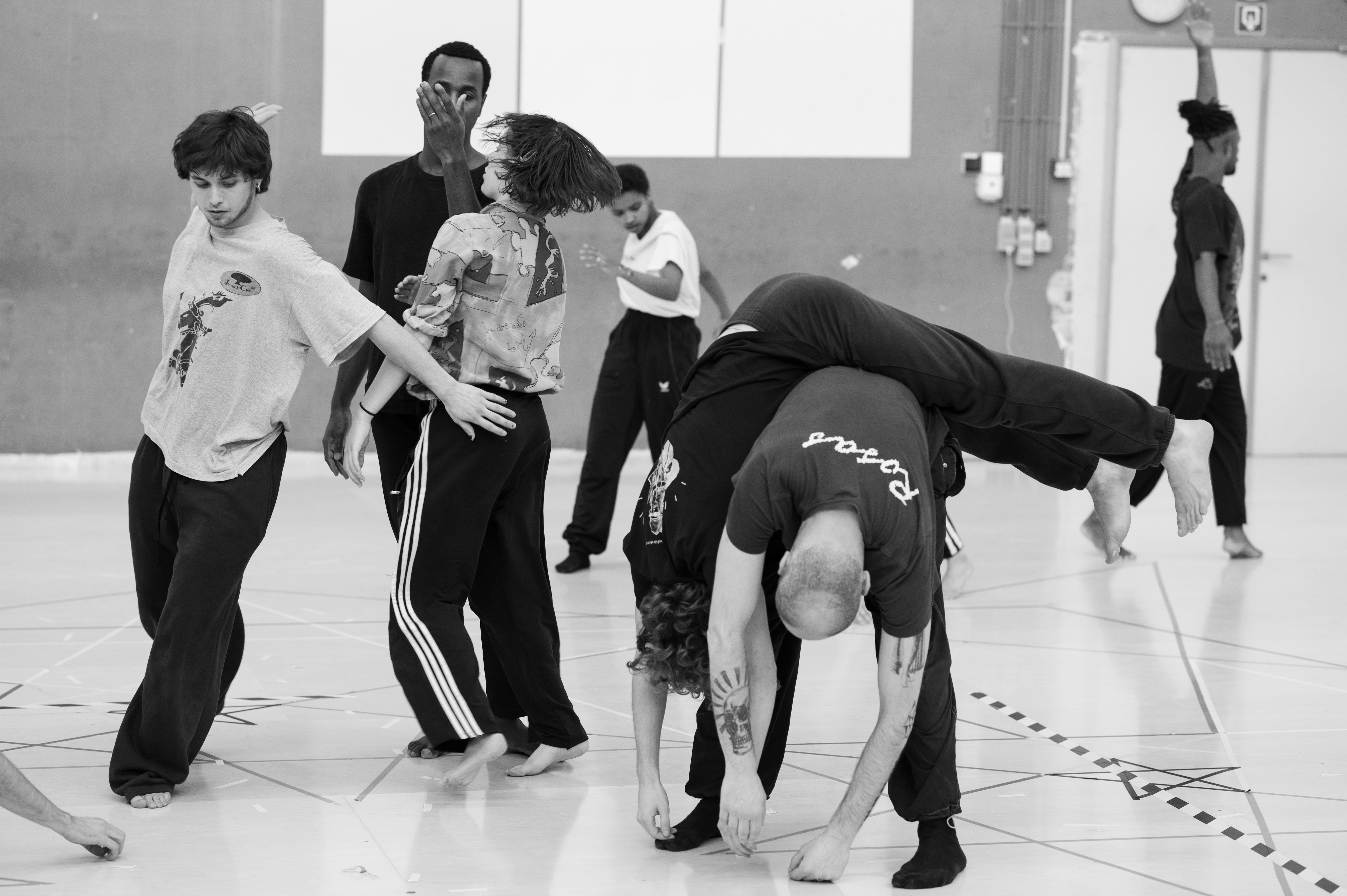 Anne Teresa De Keersmaeker en répétition avec ses danseurs pour EXIT ABOVE