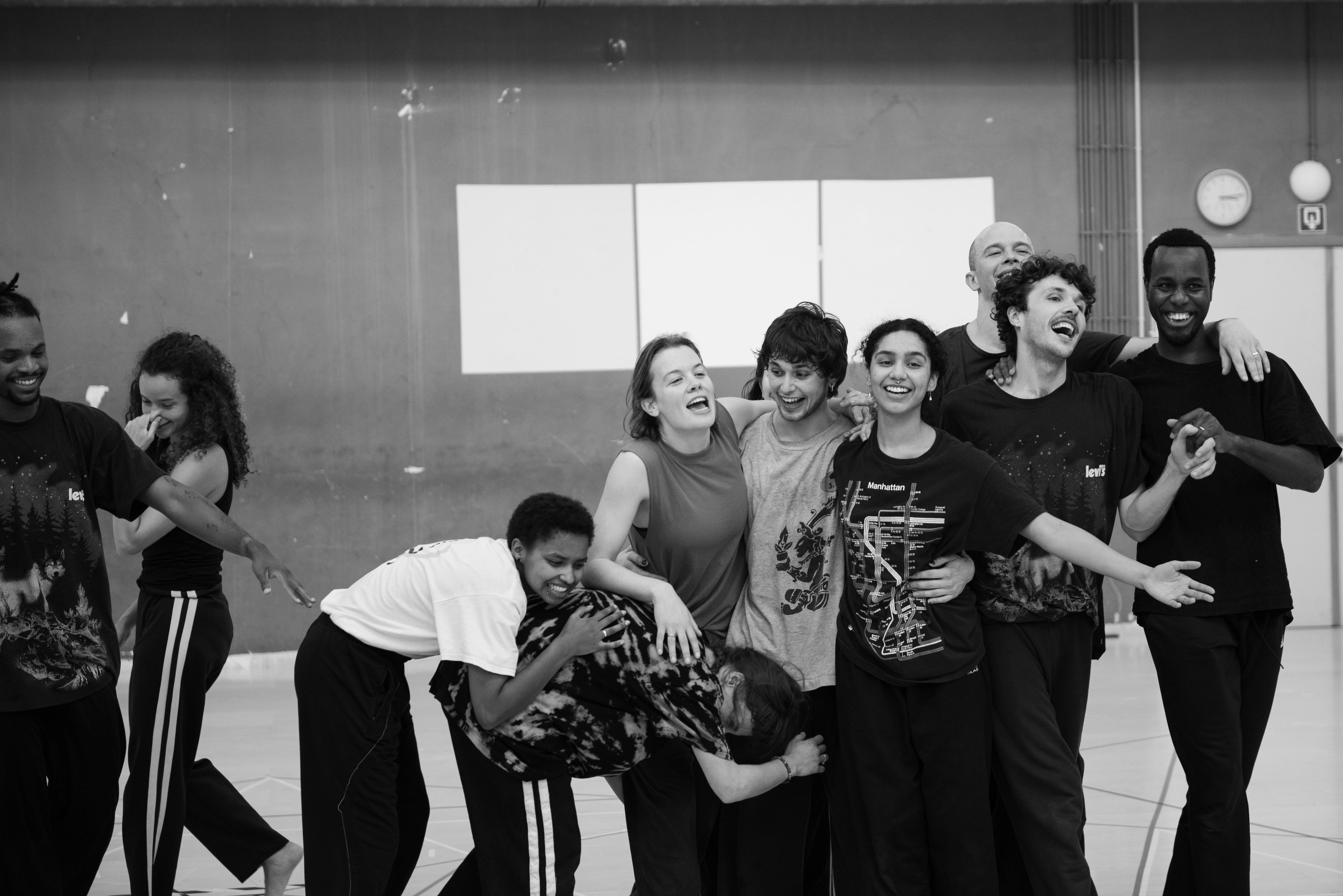 Anne Teresa De Keersmaeker en répétition avec ses danseurs pour EXIT ABOVE