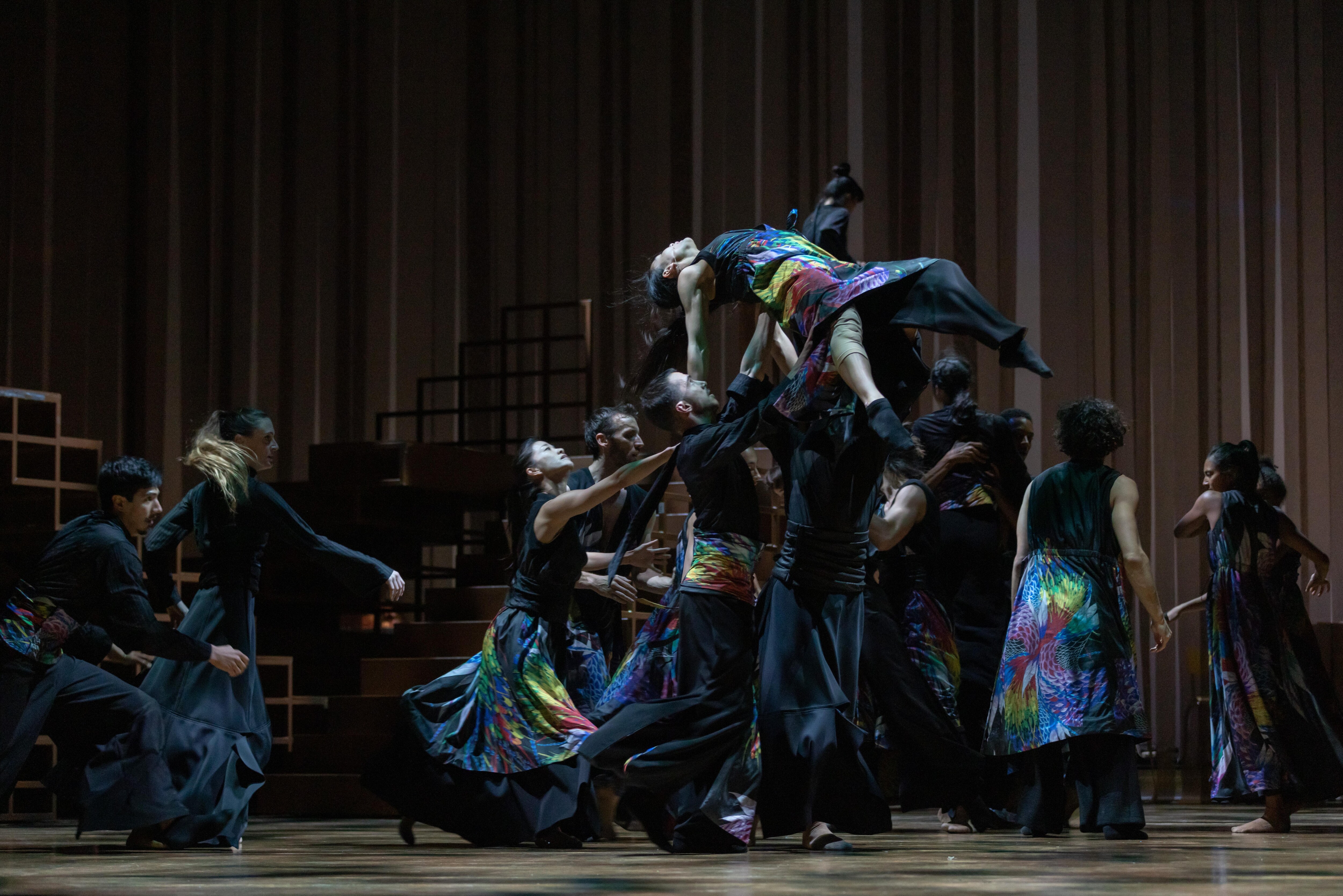  《Ukiyo-e》 舞者身穿彩色服装，向后倚靠，双手举在空中 身穿黑衣的舞者们在背景中表演舞蹈。 