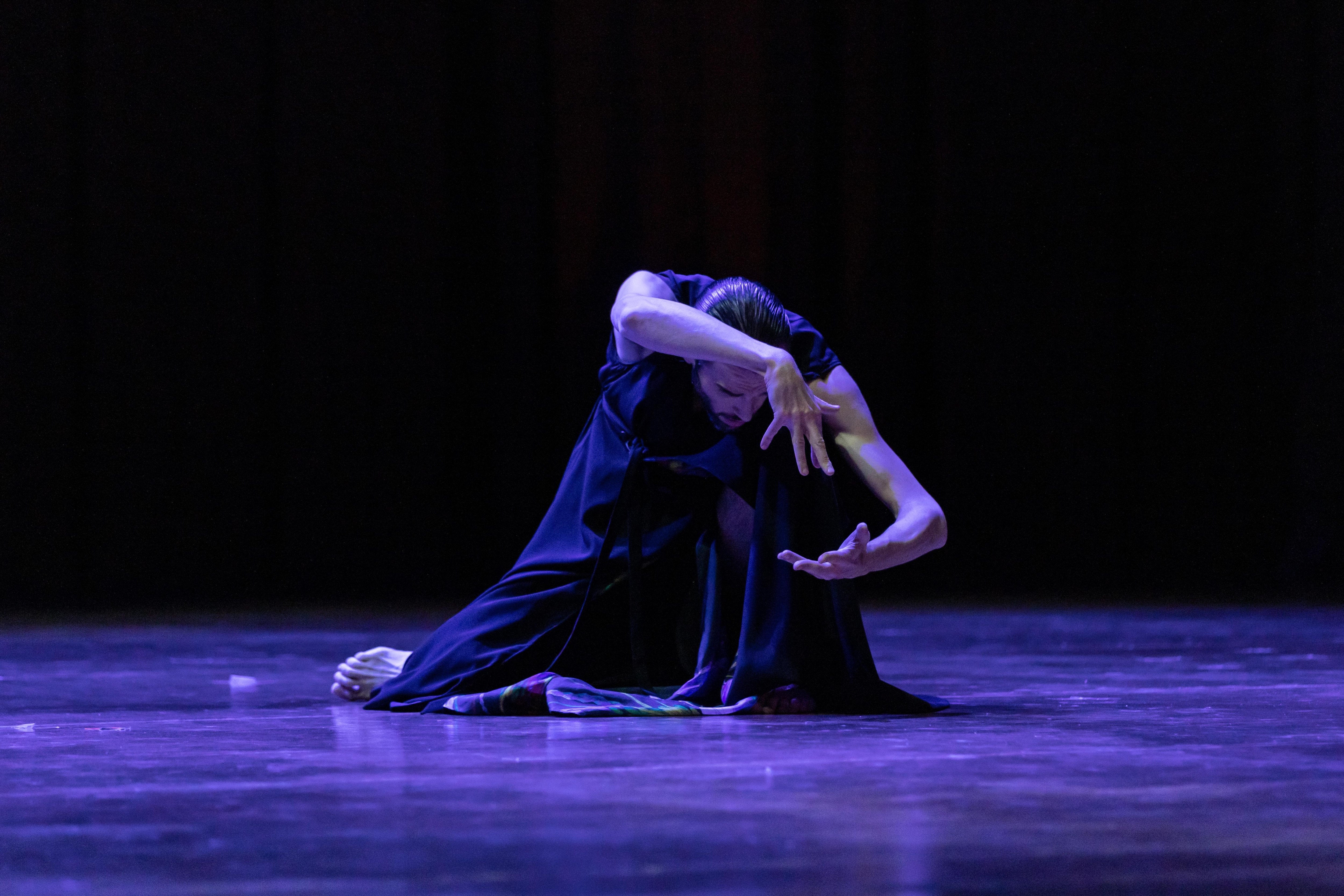  《Ukiyo-e》 舞者跪在地上，双手伸出。