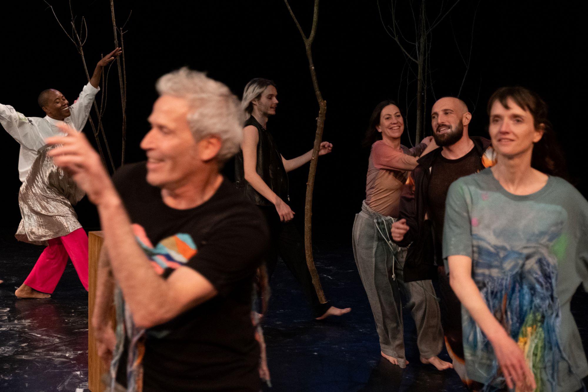 Un groupe de danseurs en mouvement