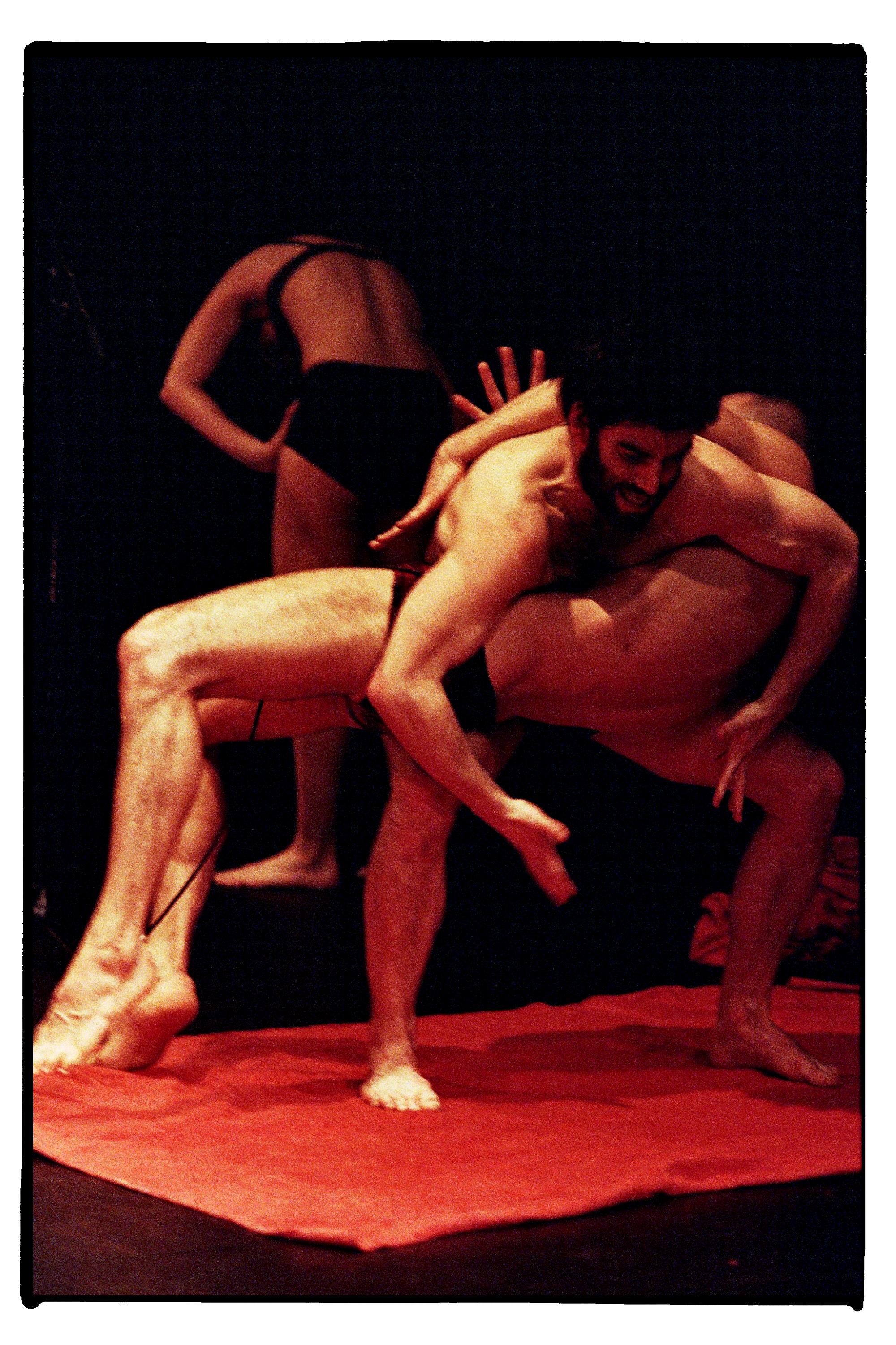 Deux danseurs enchevêtrés dans Out of context d’Alain Platel