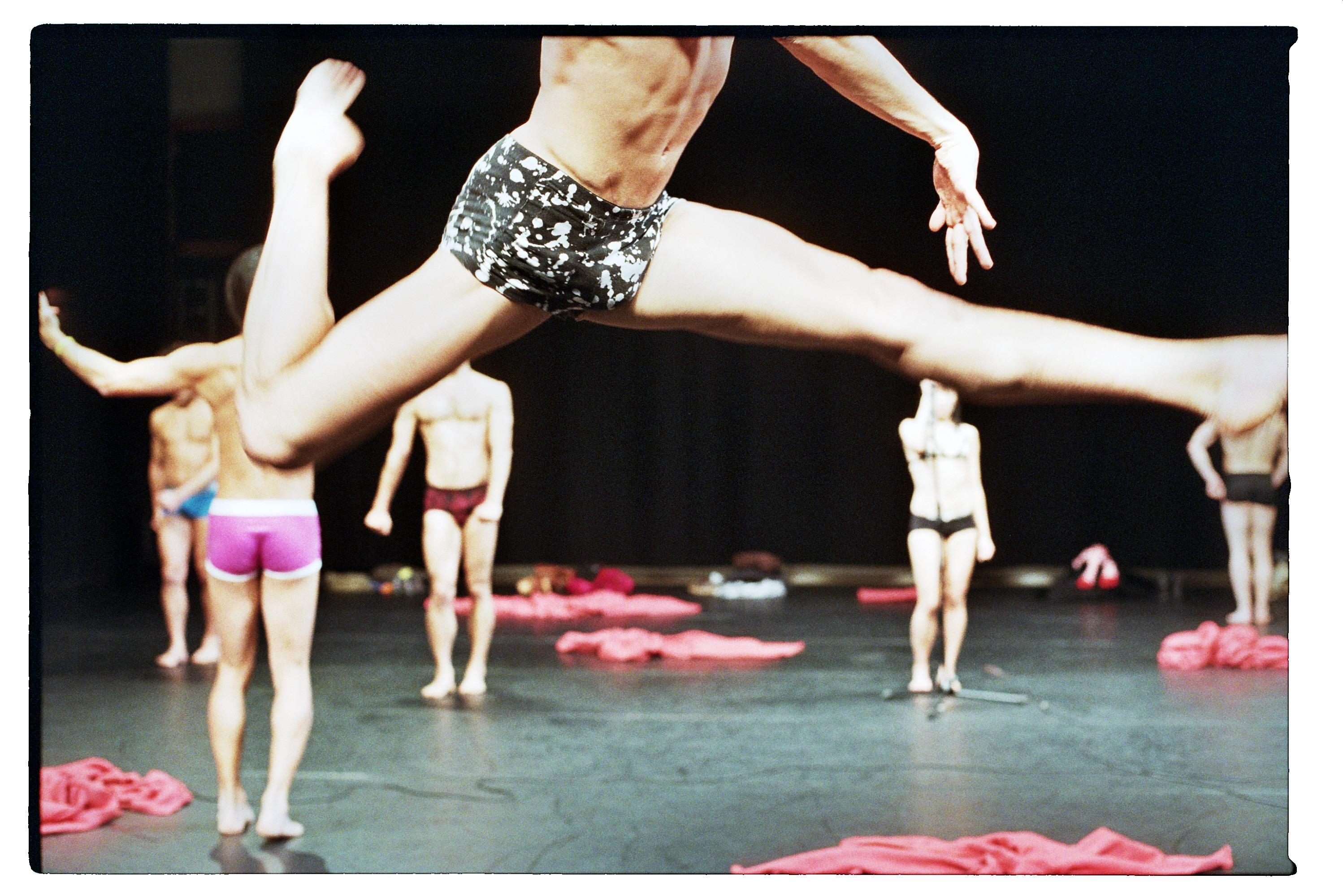 Danseur en saut dans Out of context d’Alain Platel