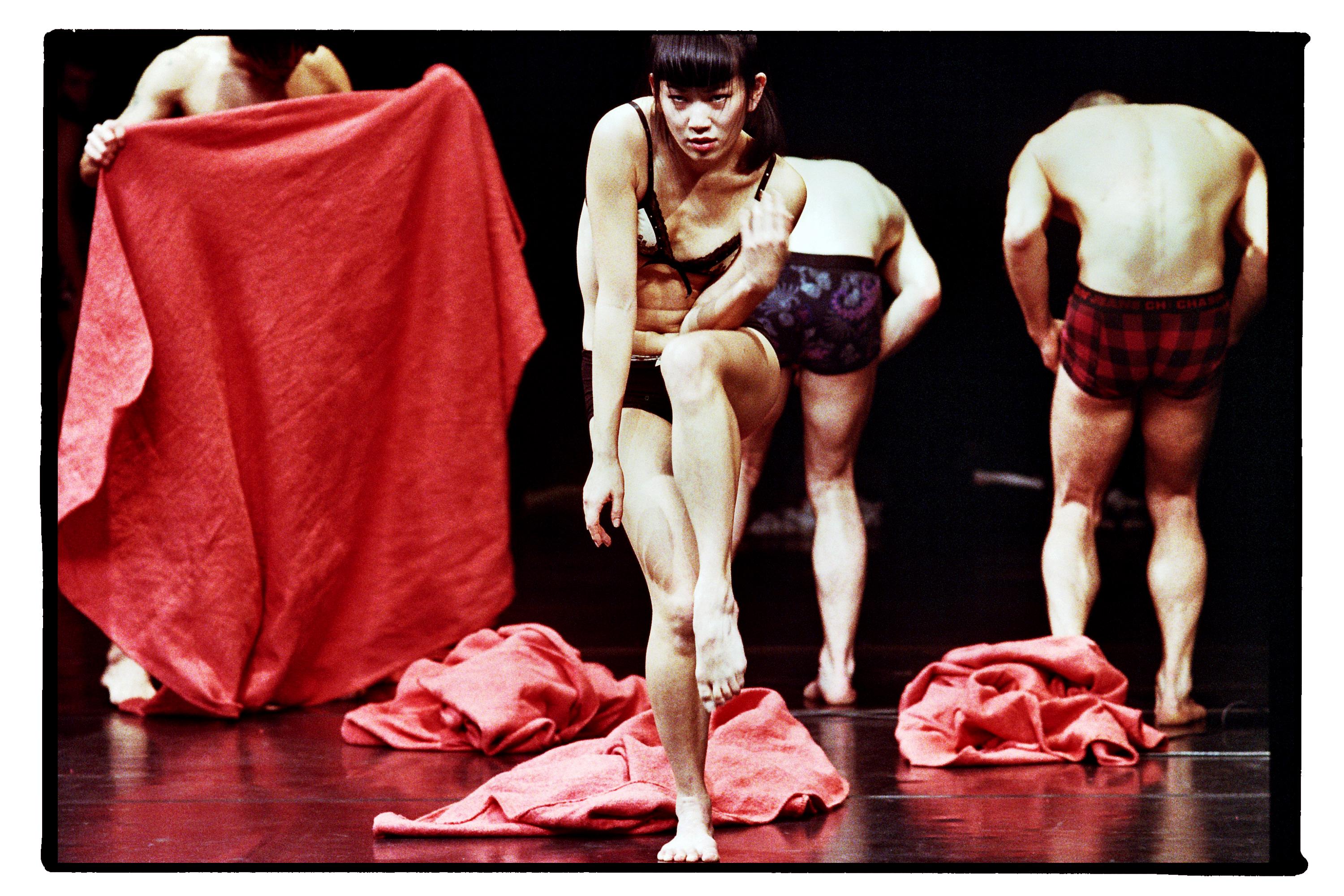 Plusieurs danseurs en sous-vêtement dans Out of context d’Alain Platel