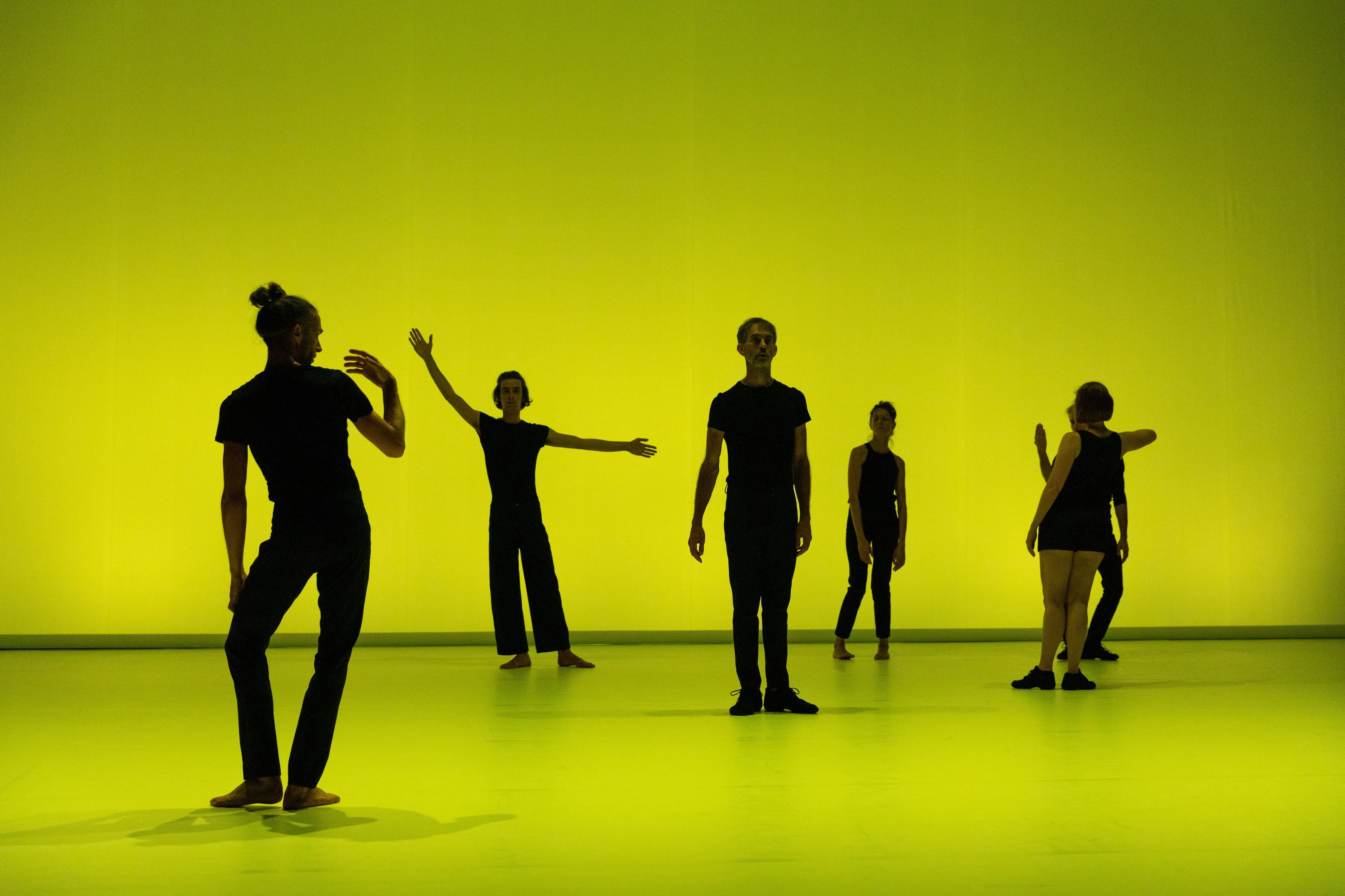 Danseurs devant un fond jaune