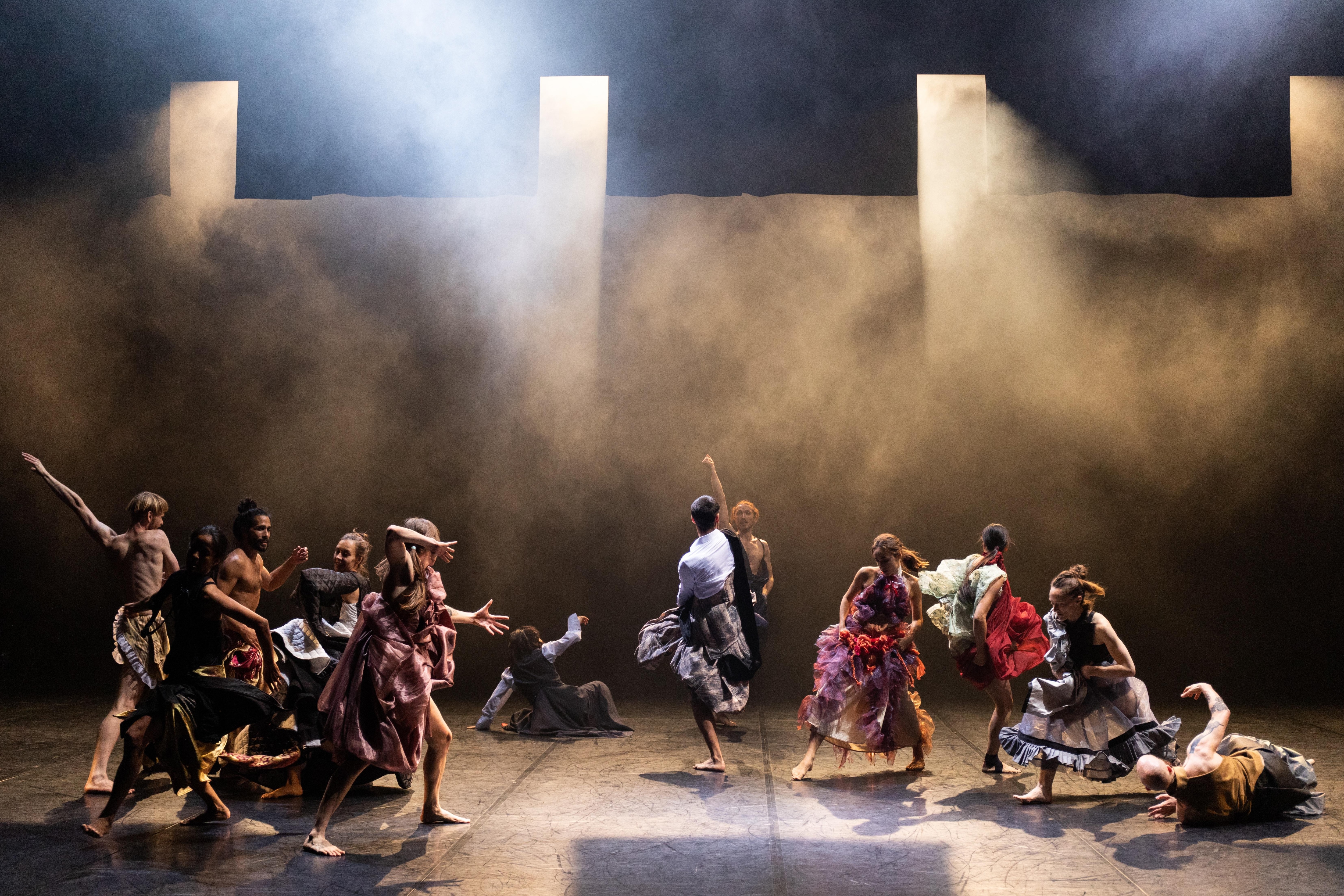 Dancers on stage in Emanuel Gat's LOVETRAIN2020