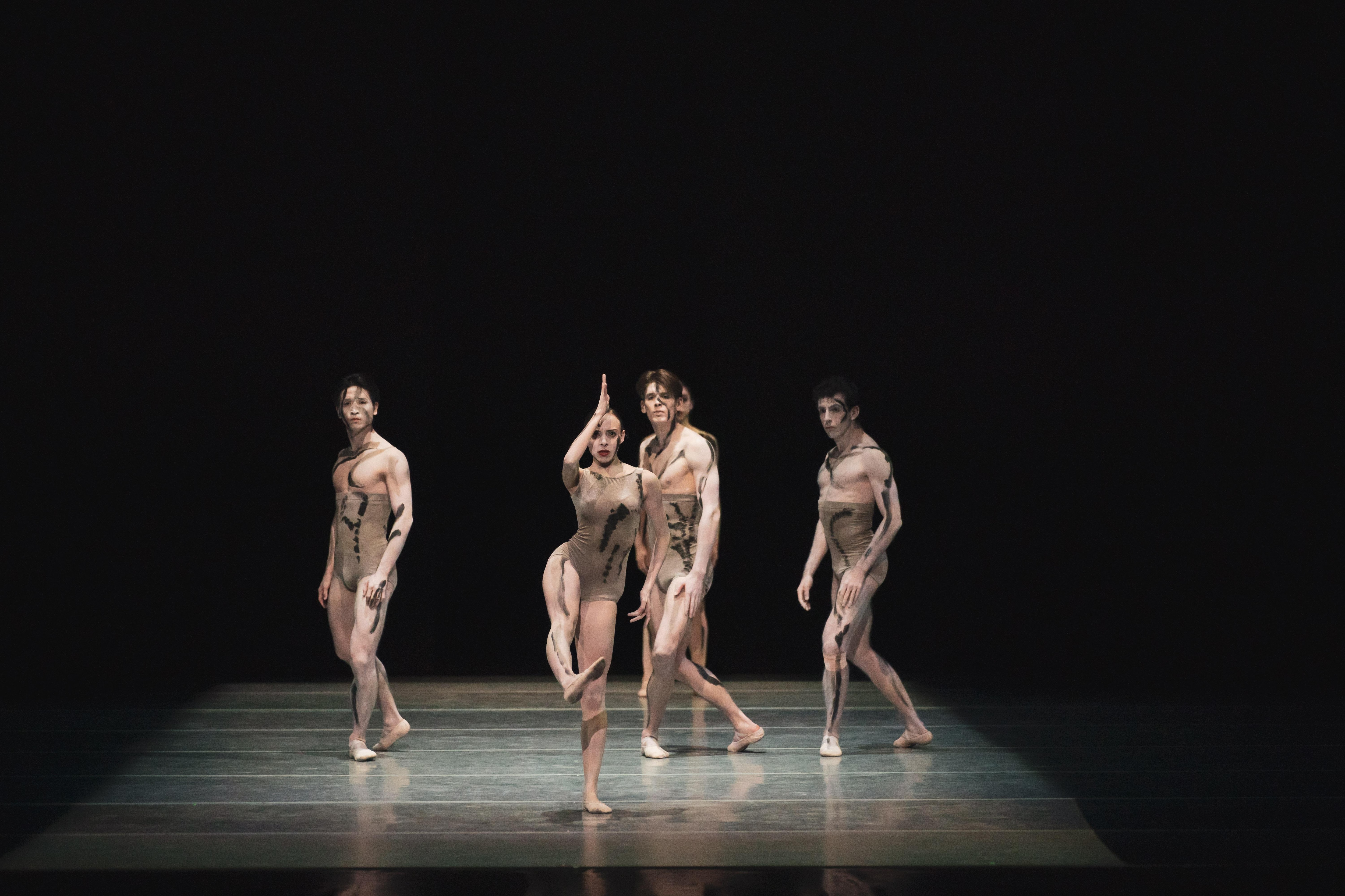 由Sol León和Paul Lightfoot创作的《Sad Case》中表演的波尔多芭蕾舞团（Ballet de Bordeaux）。