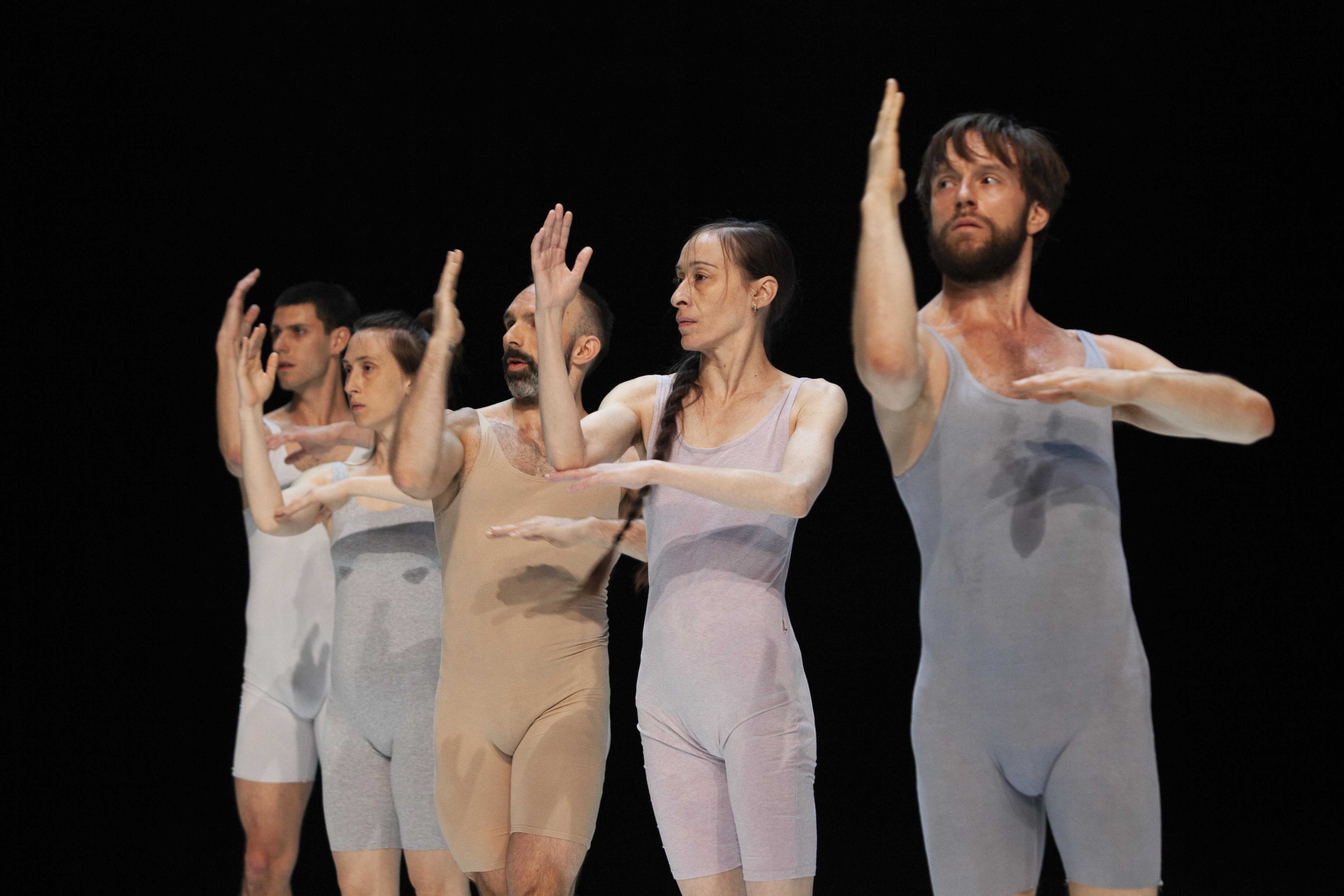 Dancers in the diagonal in the show : Les Jolies Choses