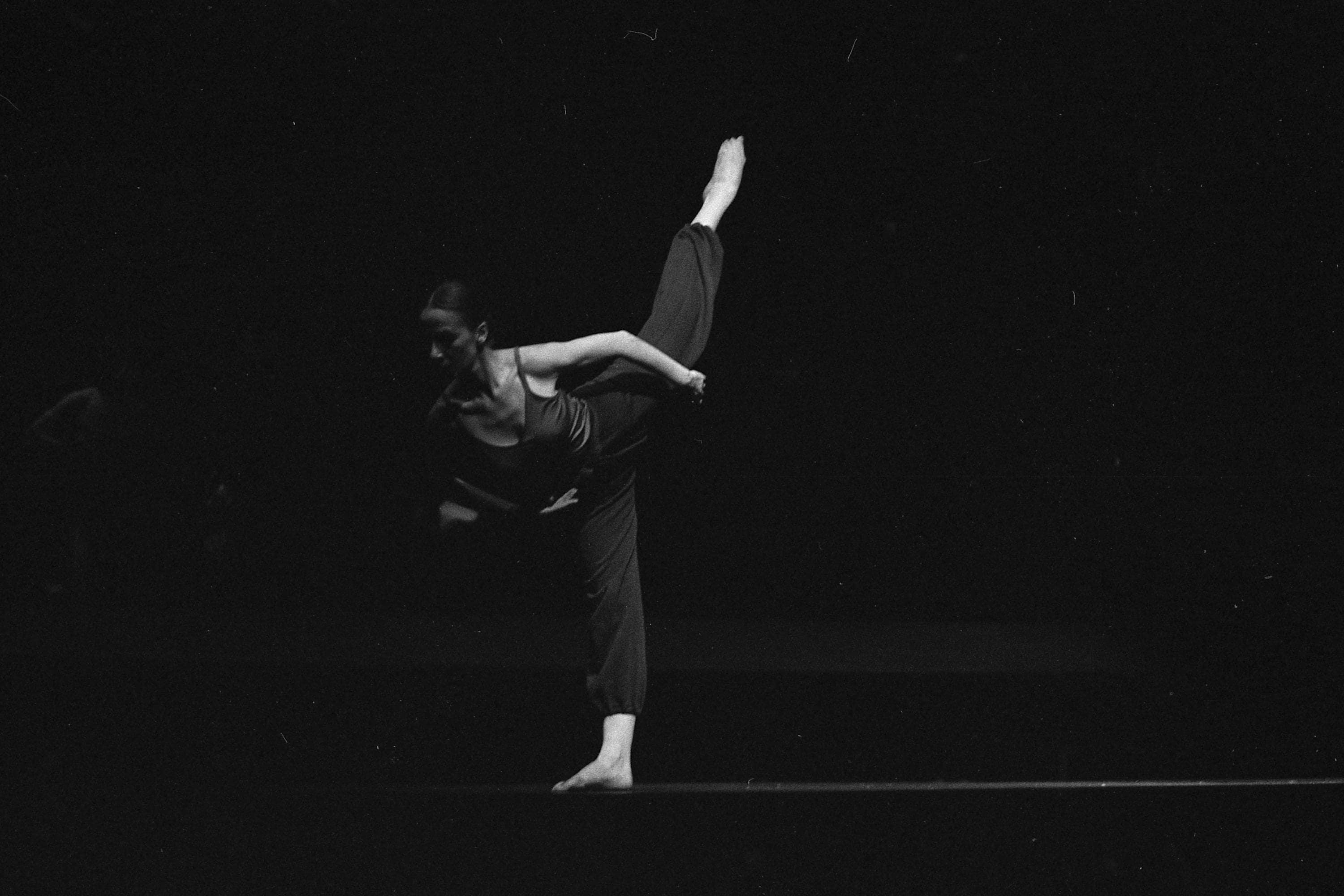 Maguy Marin in a standing split