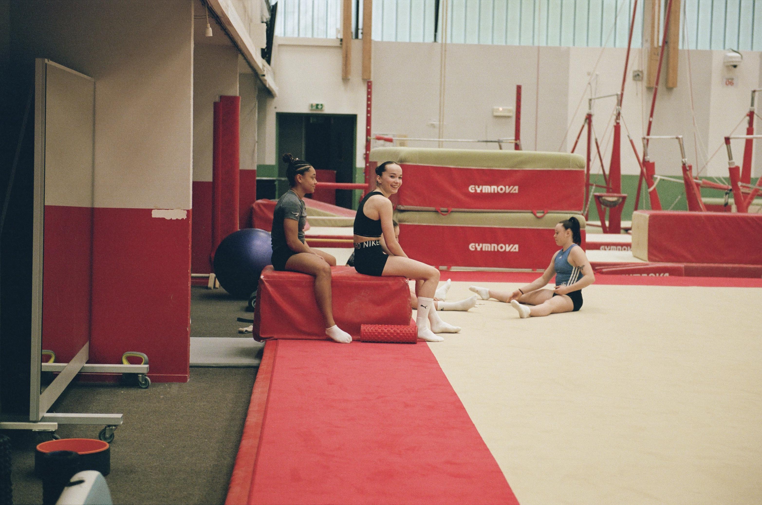 des gymnastes en repos