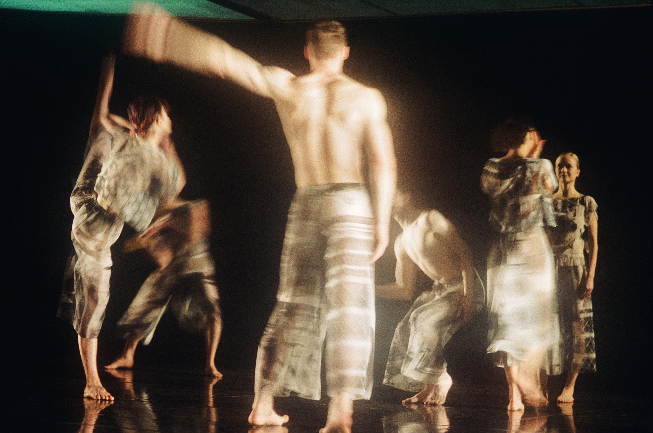 Danseurs en mouvement flou sur un fond noir