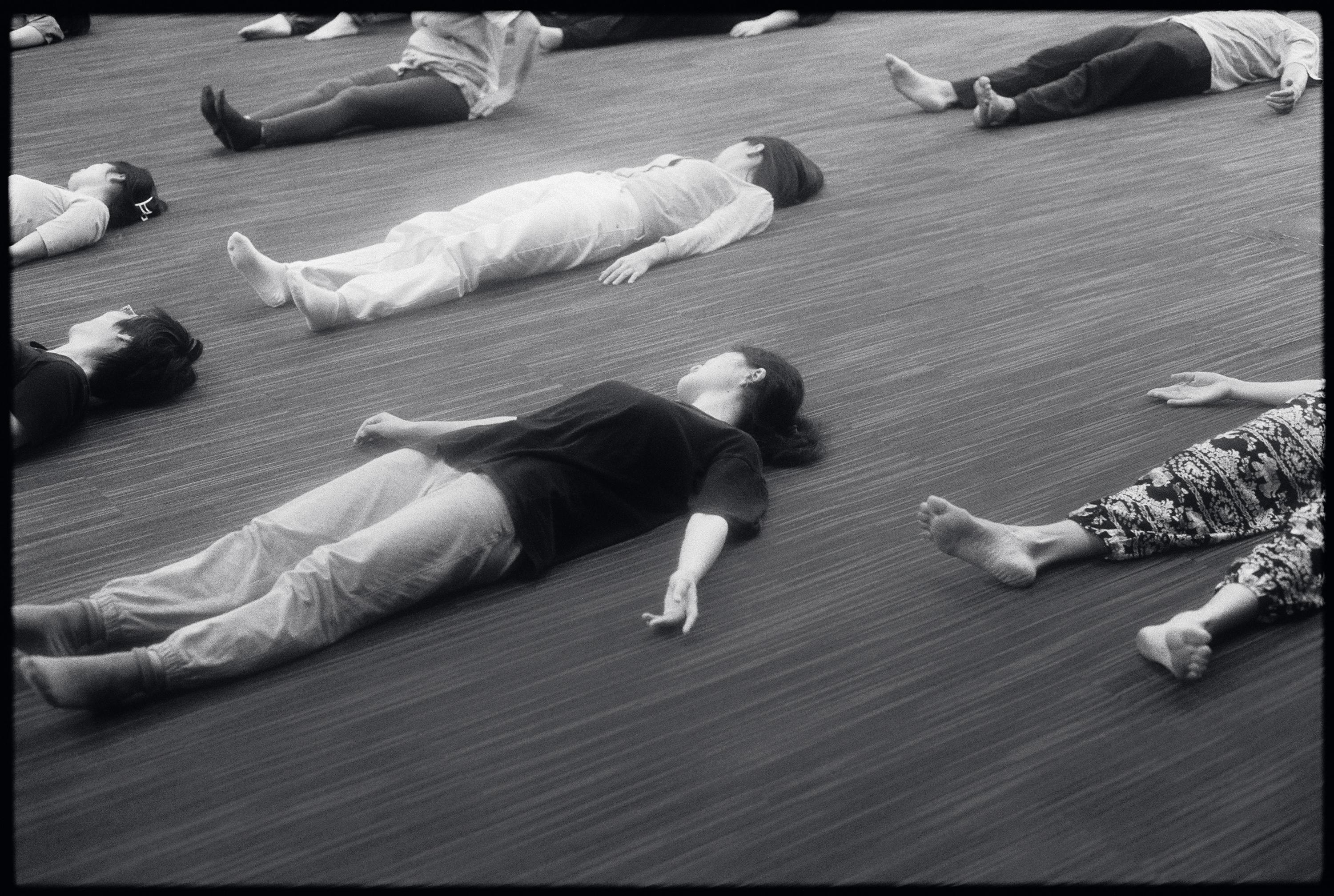 Danseurs allongés sur le sol du studio.