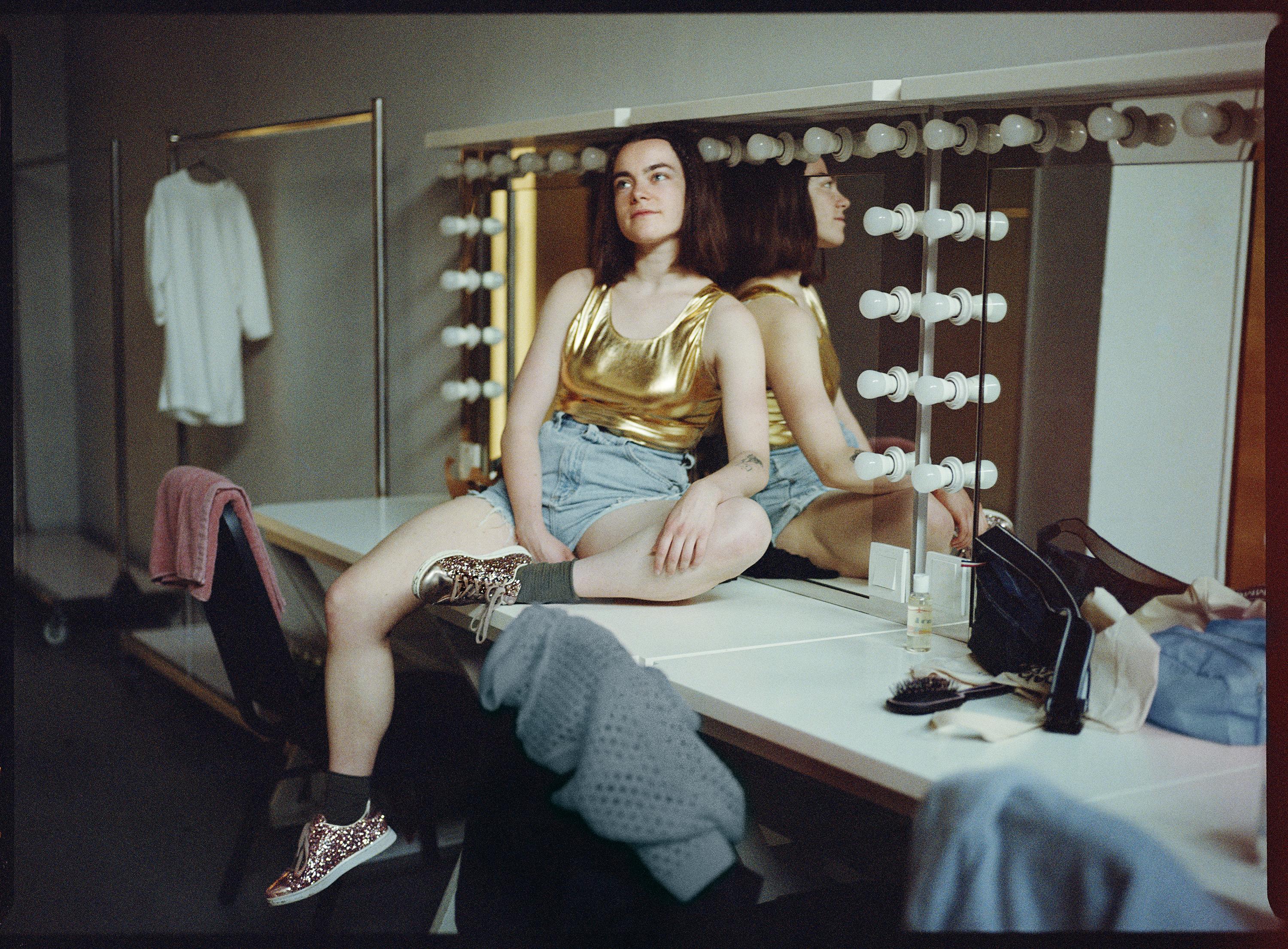 Danseuse assise sur la table de la loge