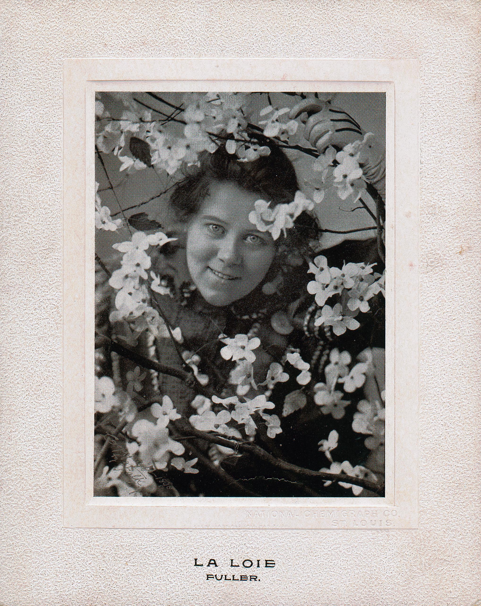 Portrait de Loïe Fuller entre des fleurs